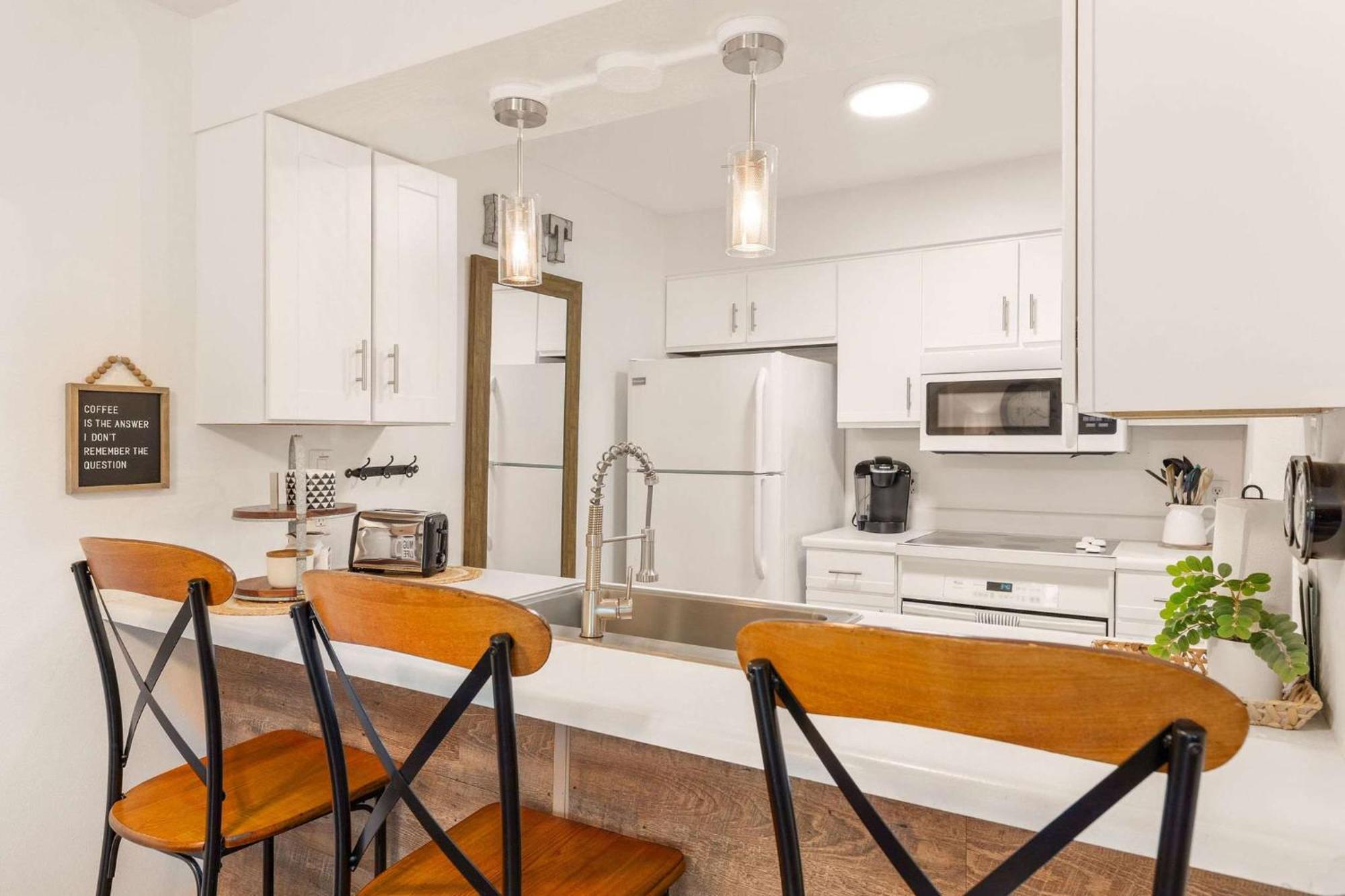 Sunny Pointe Fireplace Pool Pickleball Gym Apartment *