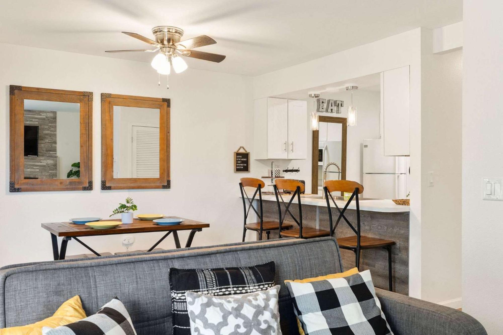 Sunny Pointe Fireplace Pool Pickleball Gym Apartment Branson