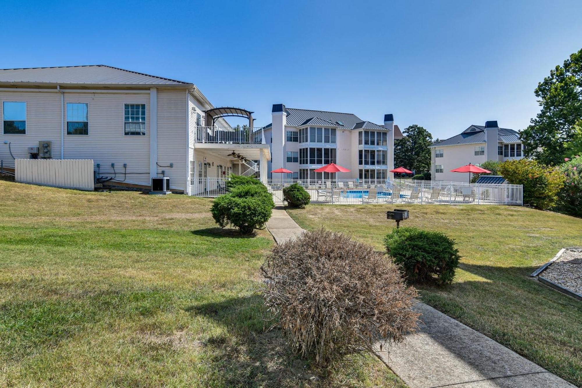 With Pool About 2 Mi To Table Rock Lake! Apartment *