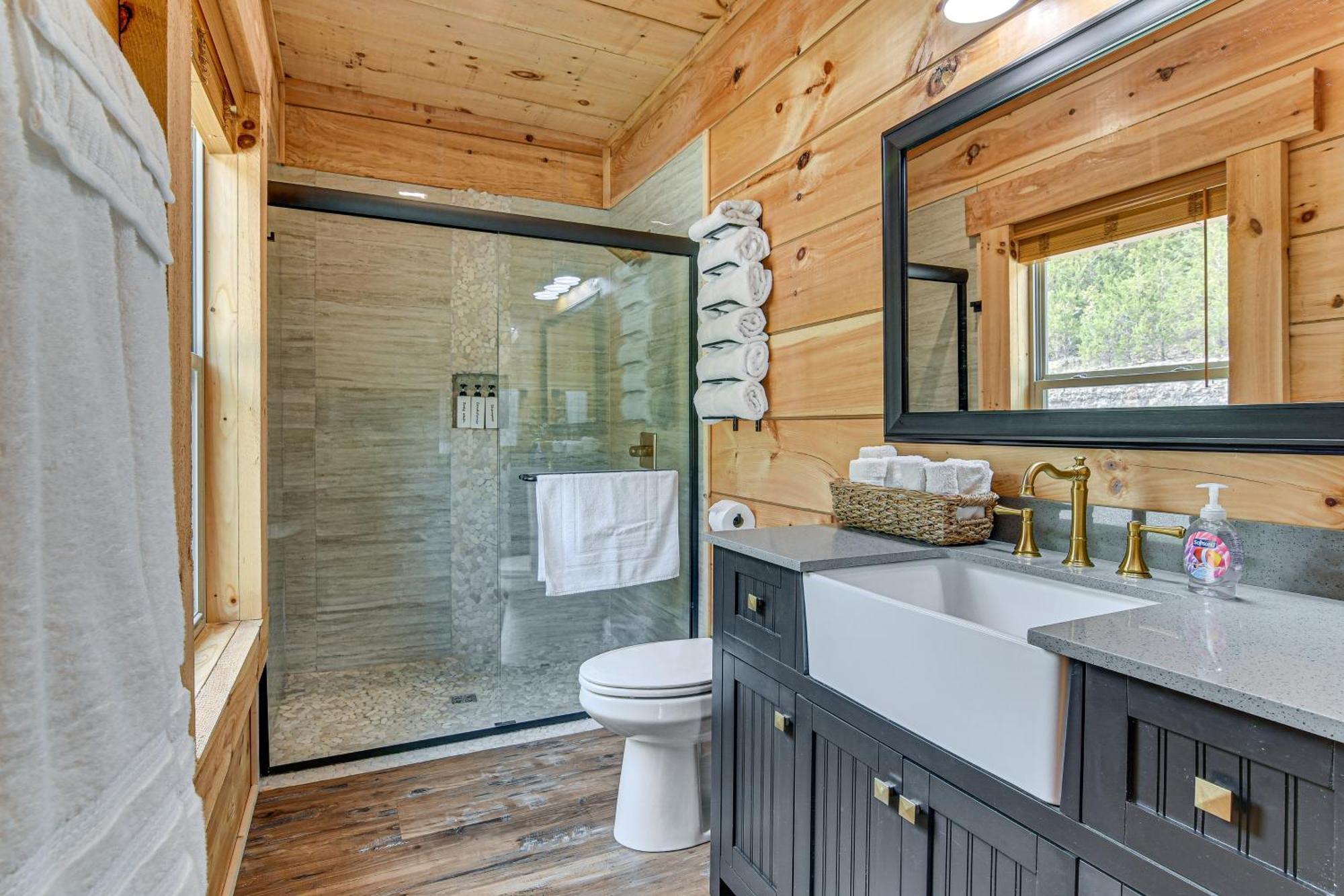Scenic Patio With Hot Tub Rustic In Branson! Holiday home Branson