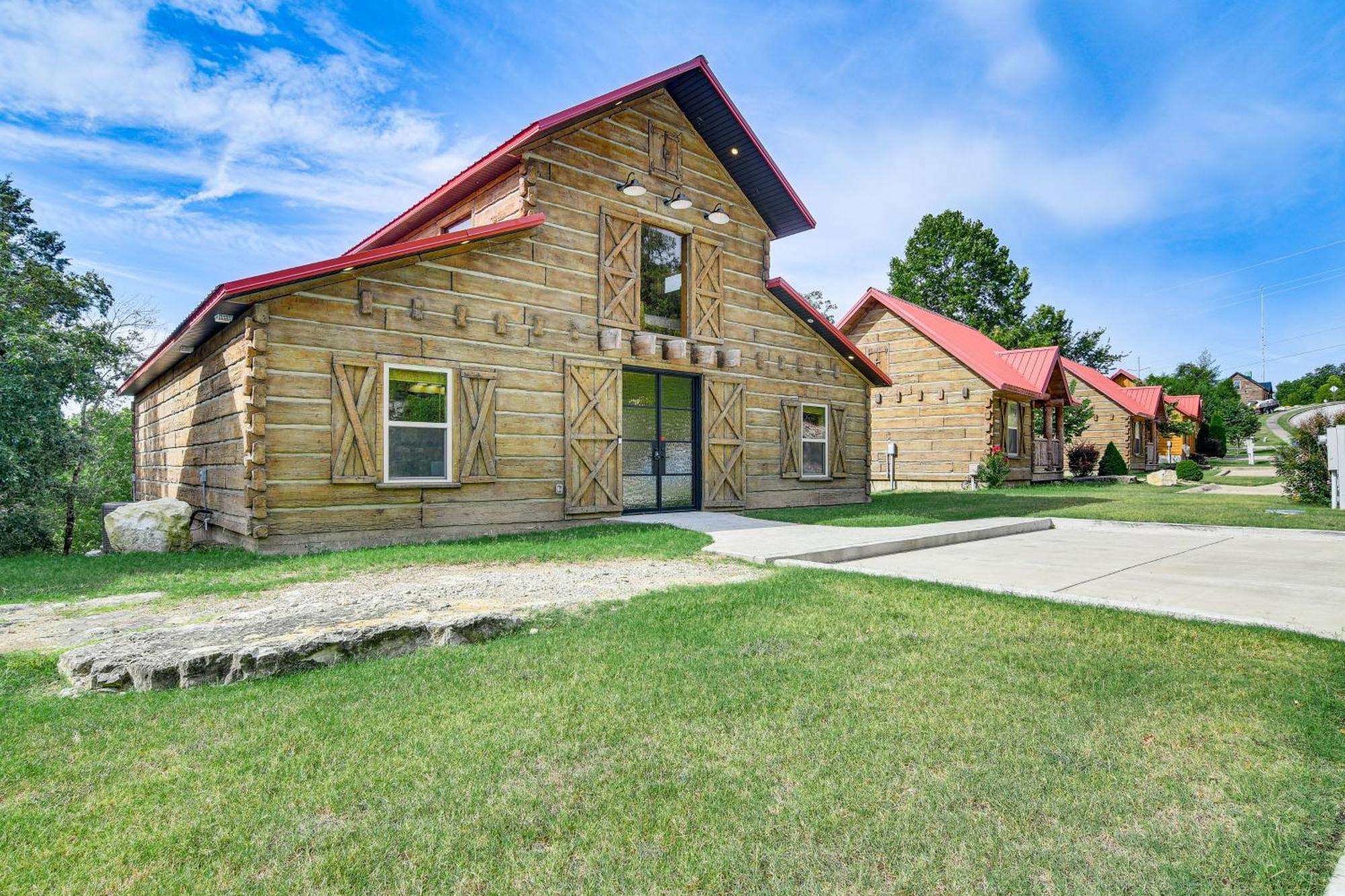 Scenic Patio With Hot Tub Rustic In Branson! Branson