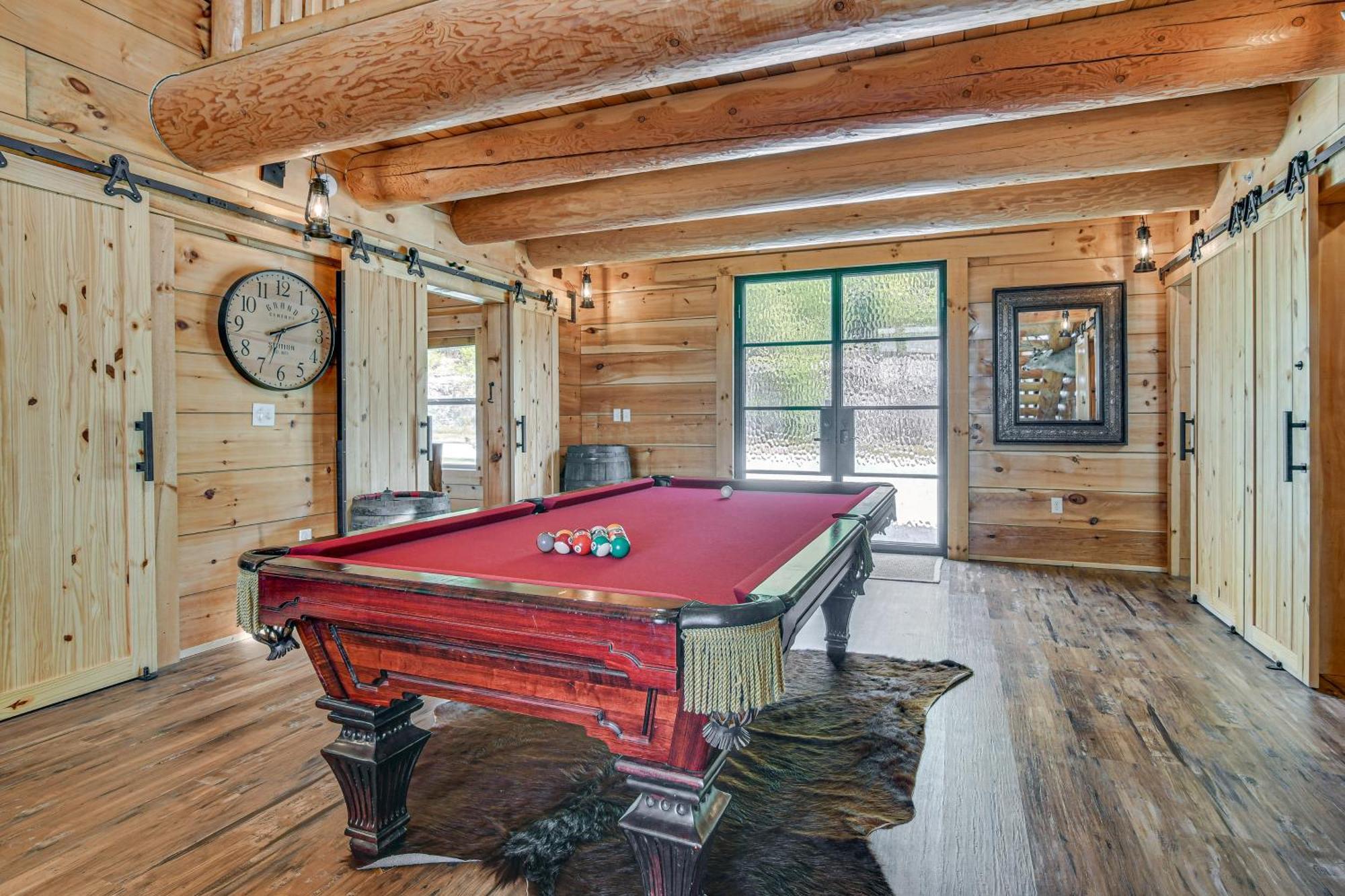 Scenic Patio With Hot Tub Rustic In Branson!