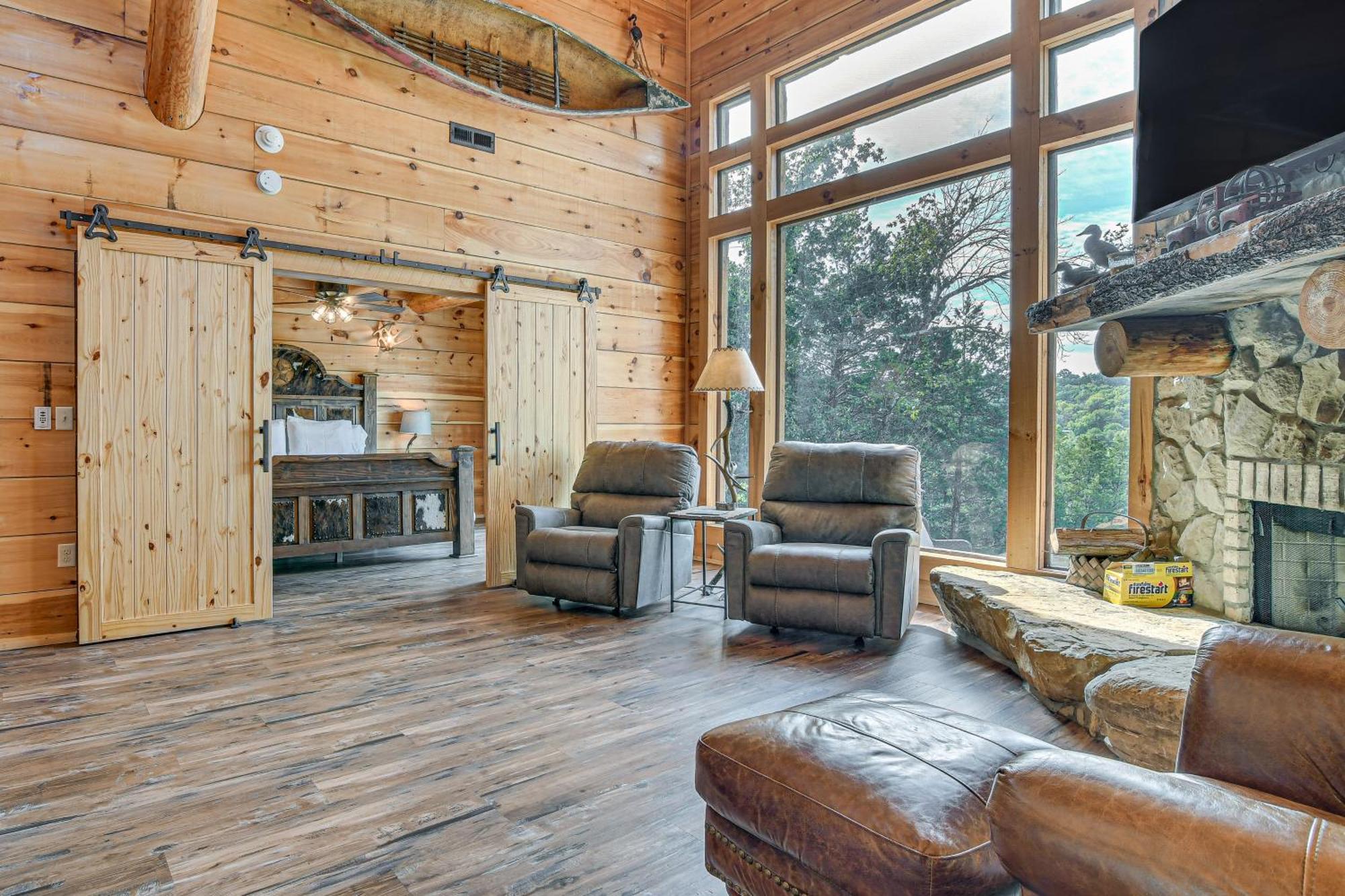Scenic Patio With Hot Tub Rustic In Branson! *