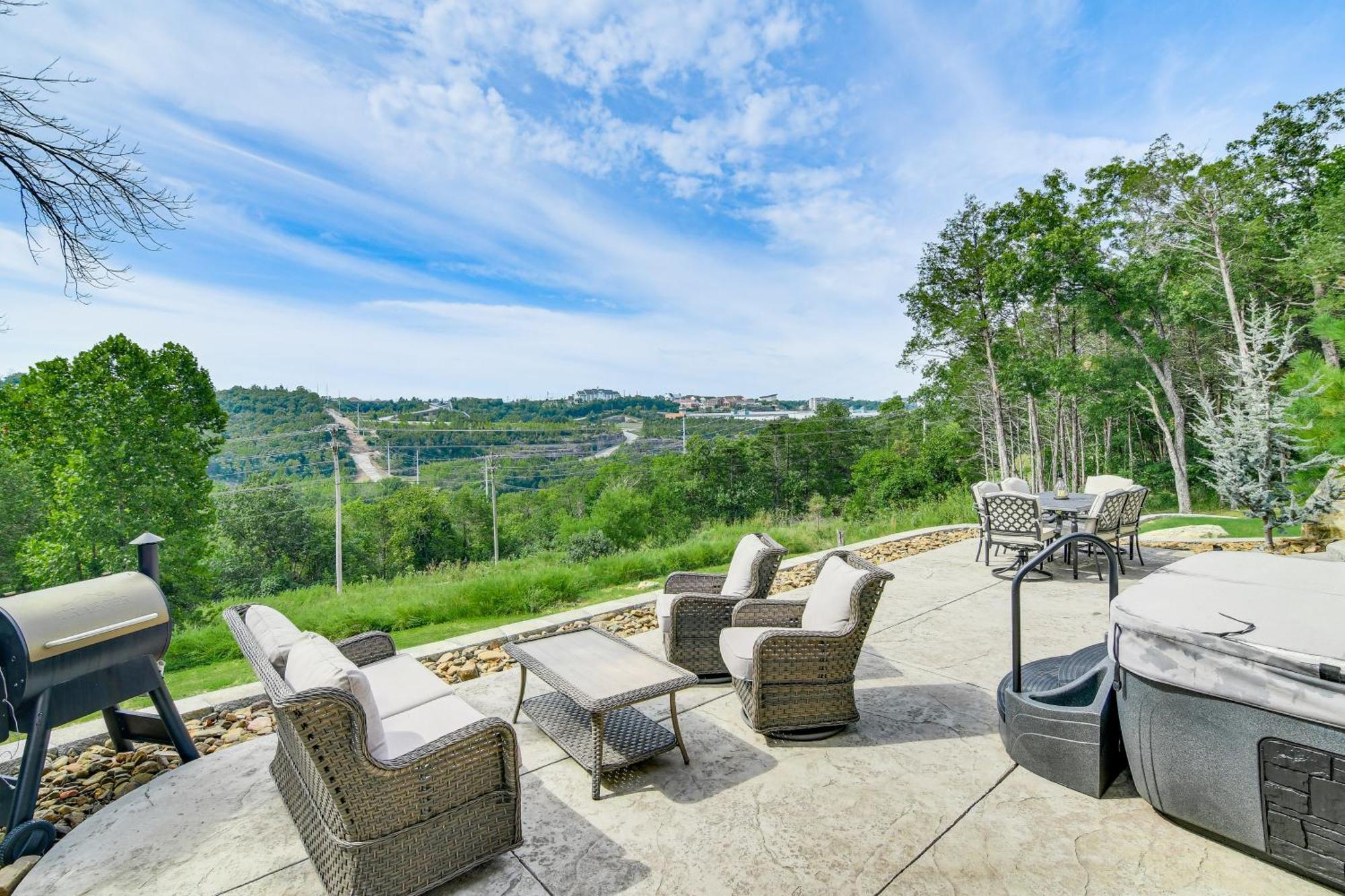 Scenic Patio With Hot Tub Rustic In Branson!