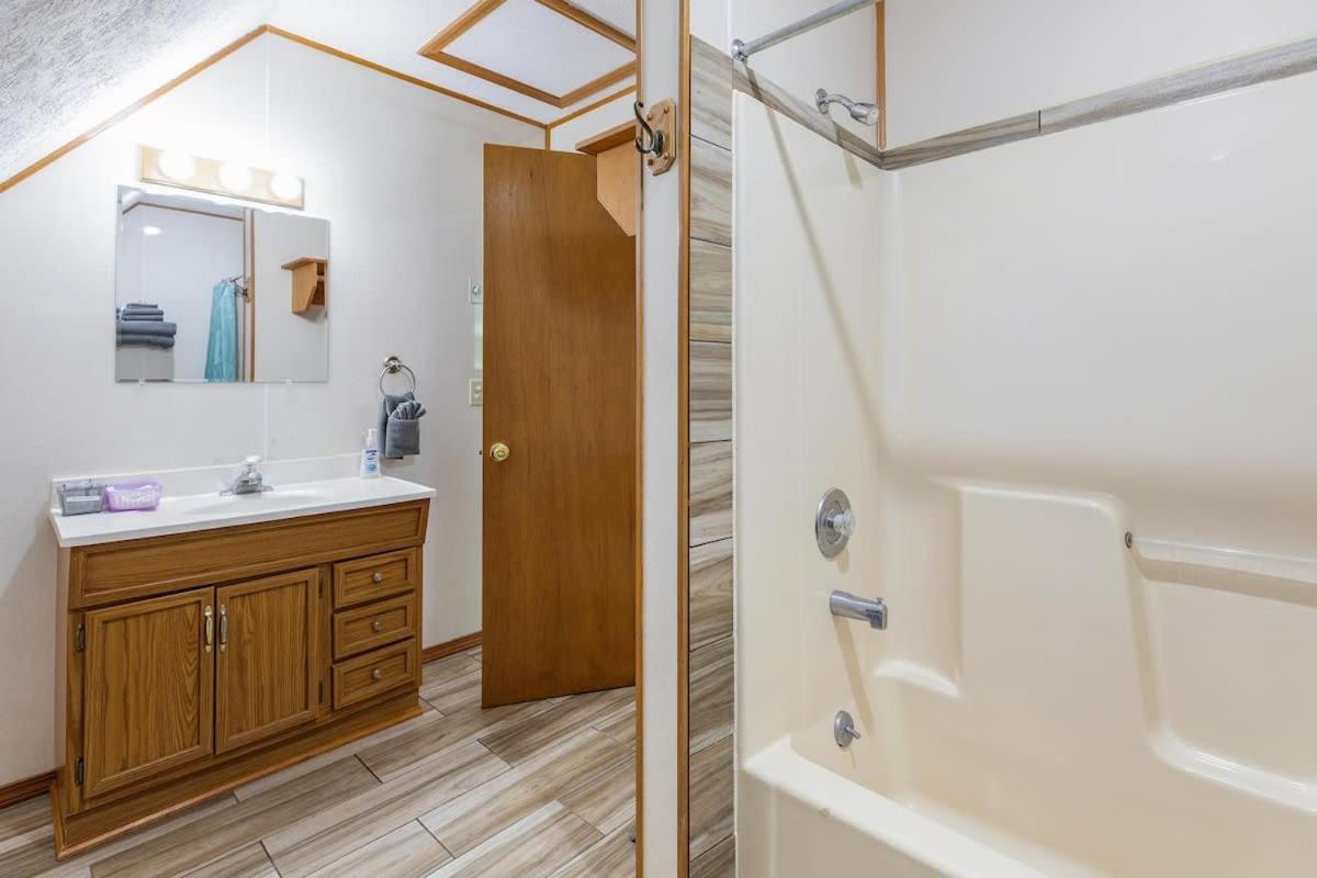 Artilla Cove 9- Lakeside- Pool & Hot Tub * Branson