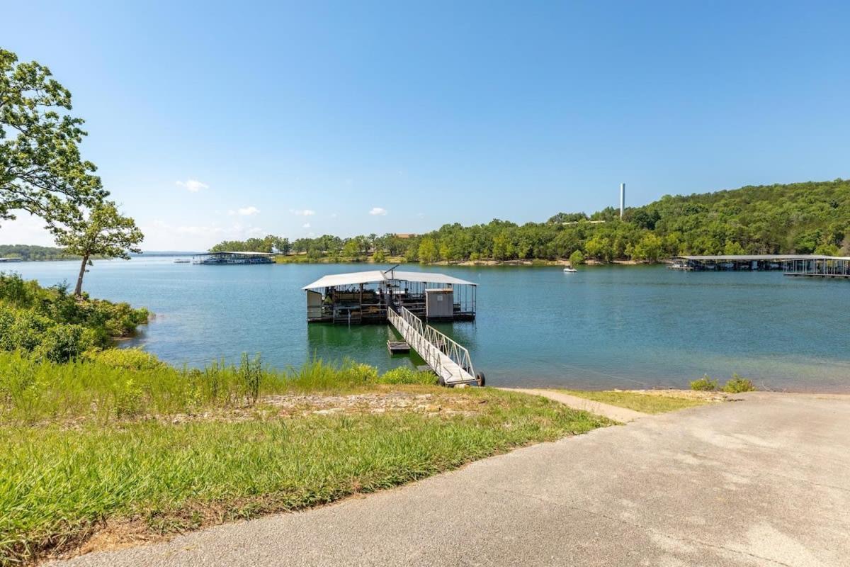 Artilla Cove 10- Views- Pool & Hot Tub * Branson