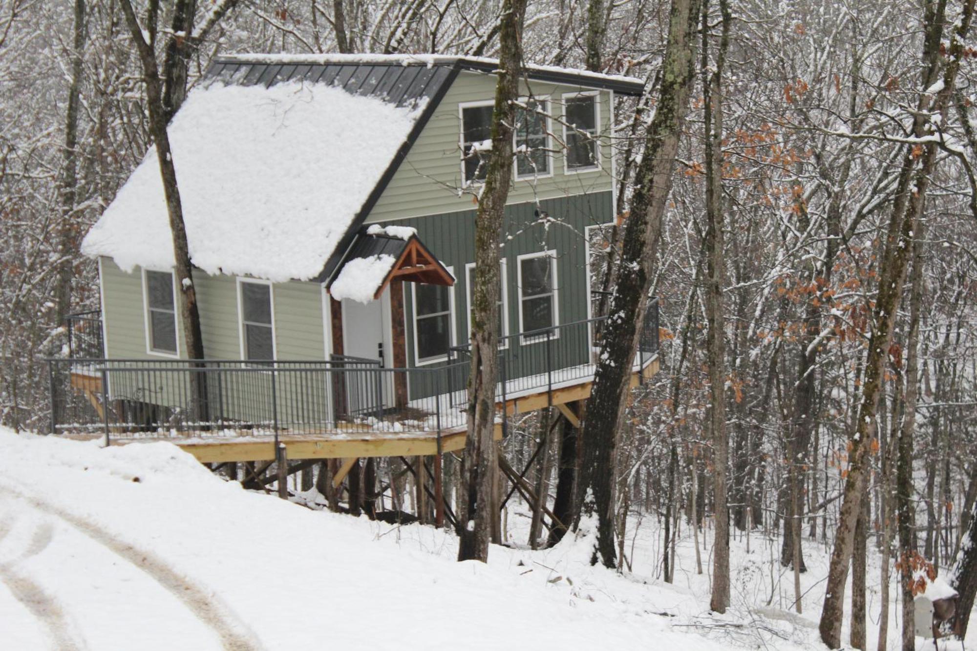 Secluded Treehouse In The Woods - Tree Hugger Hideaway Holiday home *