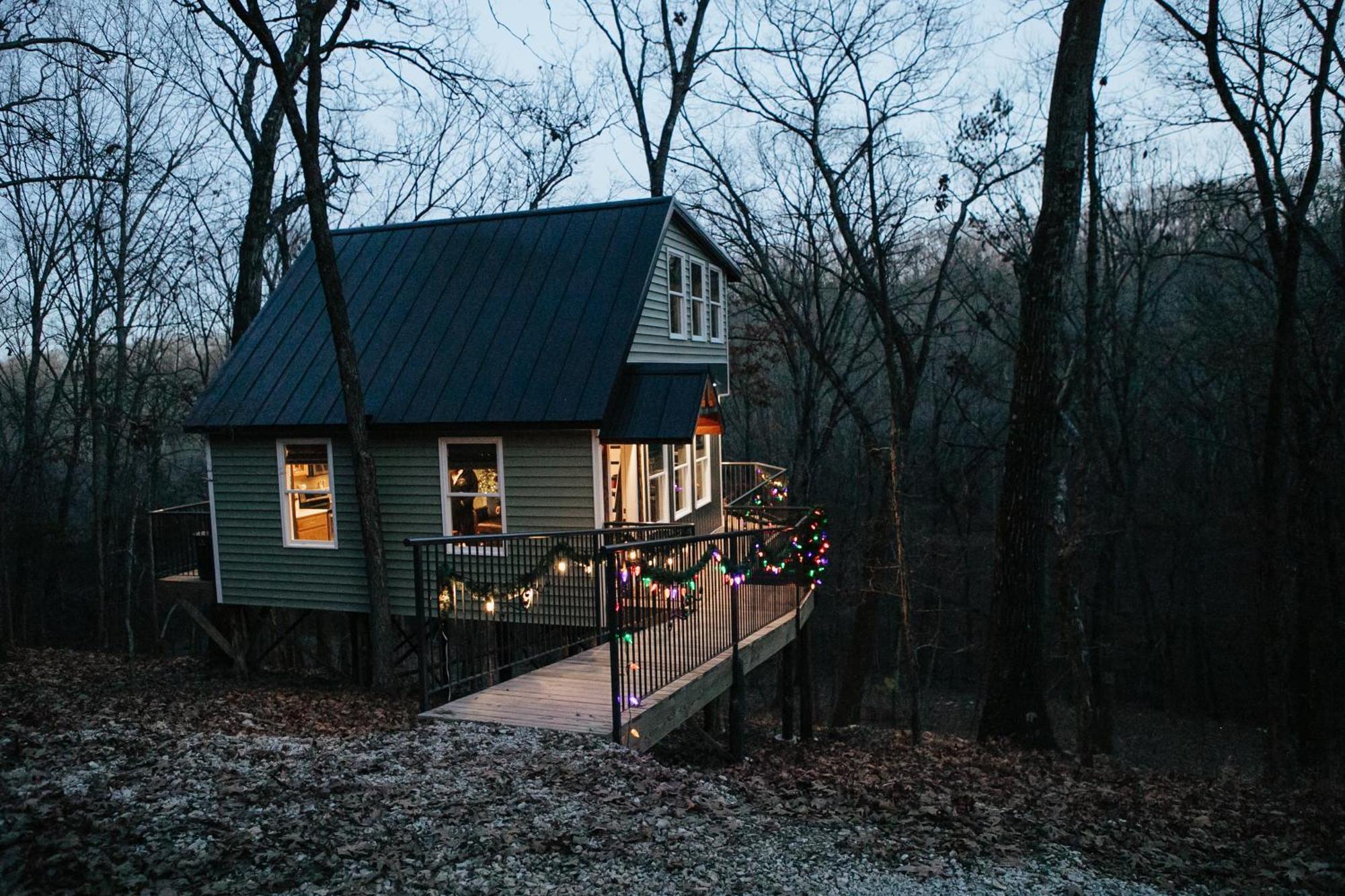 Secluded Treehouse In The Woods - Tree Hugger Hideaway * Branson