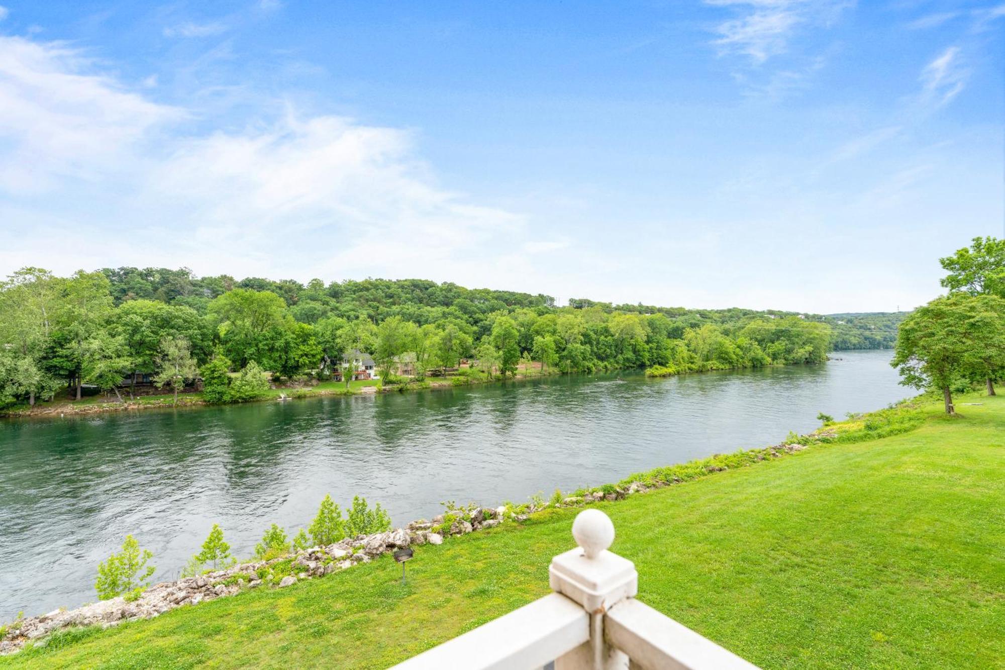 Taneycomo Apartment *