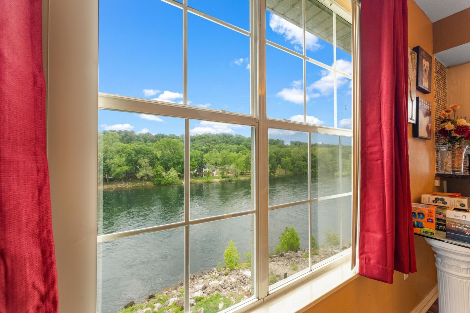Taneycomo Apartment *