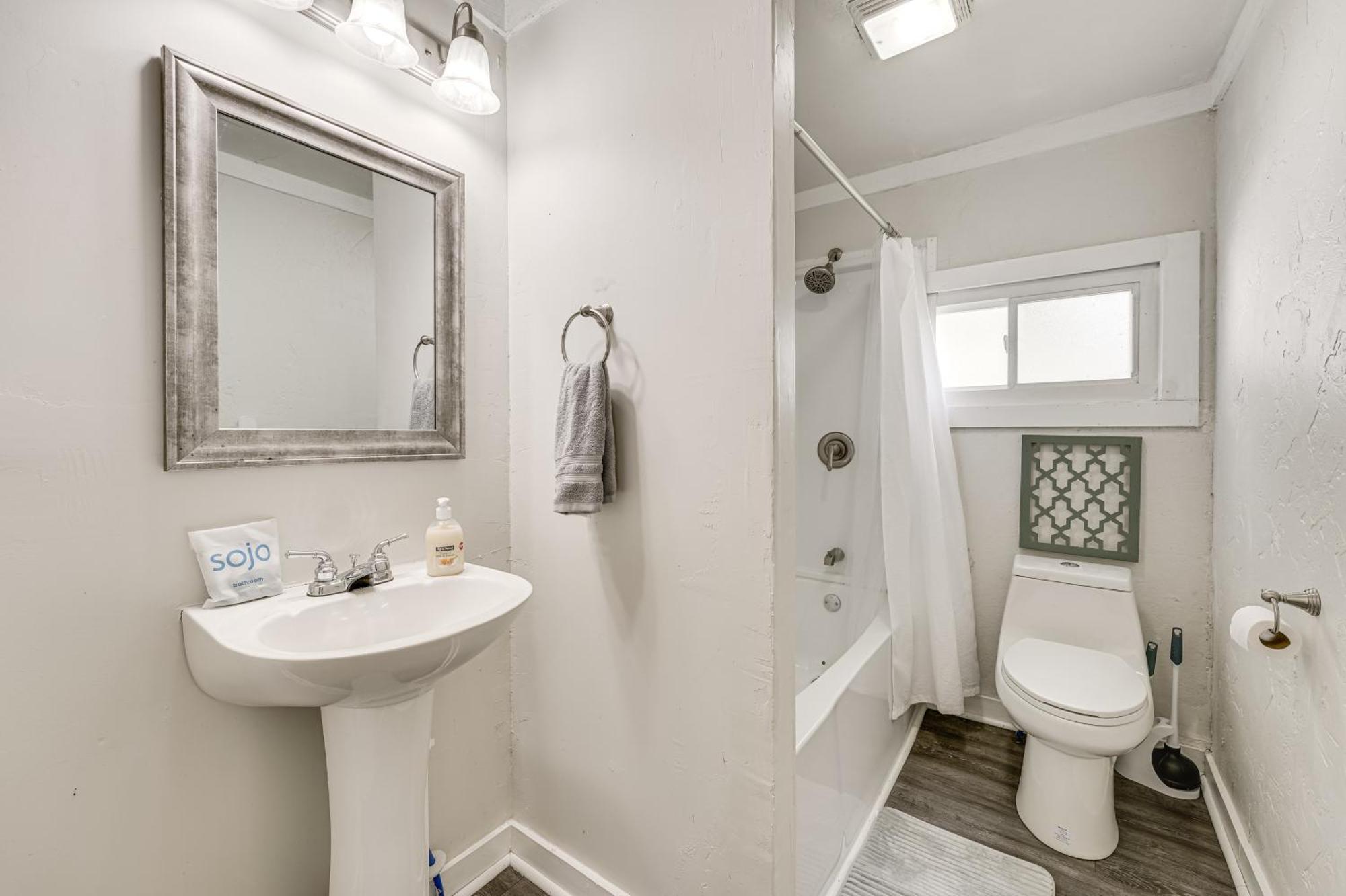 Walk To Dtwn Pet-friendly Home! Holiday home *