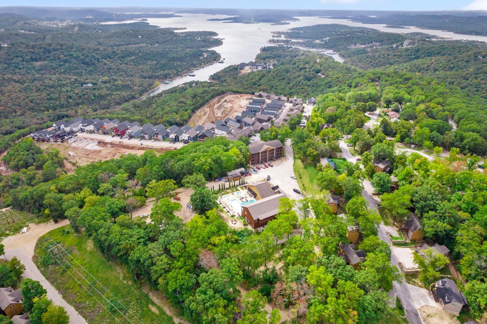 Lodge Huge Lakeview Getaway W/ Fun Arcades, Ping Pong Free Silver Dollar Tickets Community Amenities! Branson