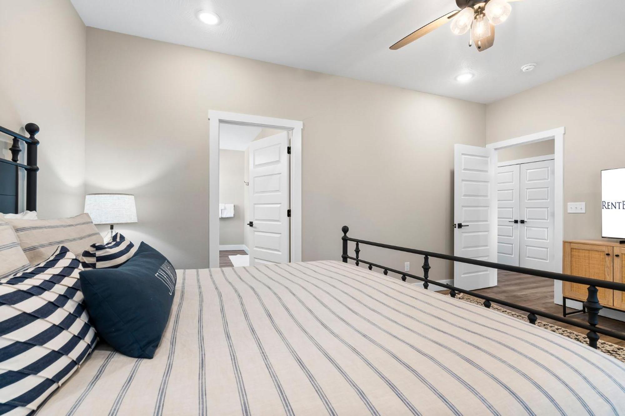 Lodge Huge Lakeview Getaway W/ Fun Arcades, Ping Pong Free Silver Dollar Tickets Community Amenities!