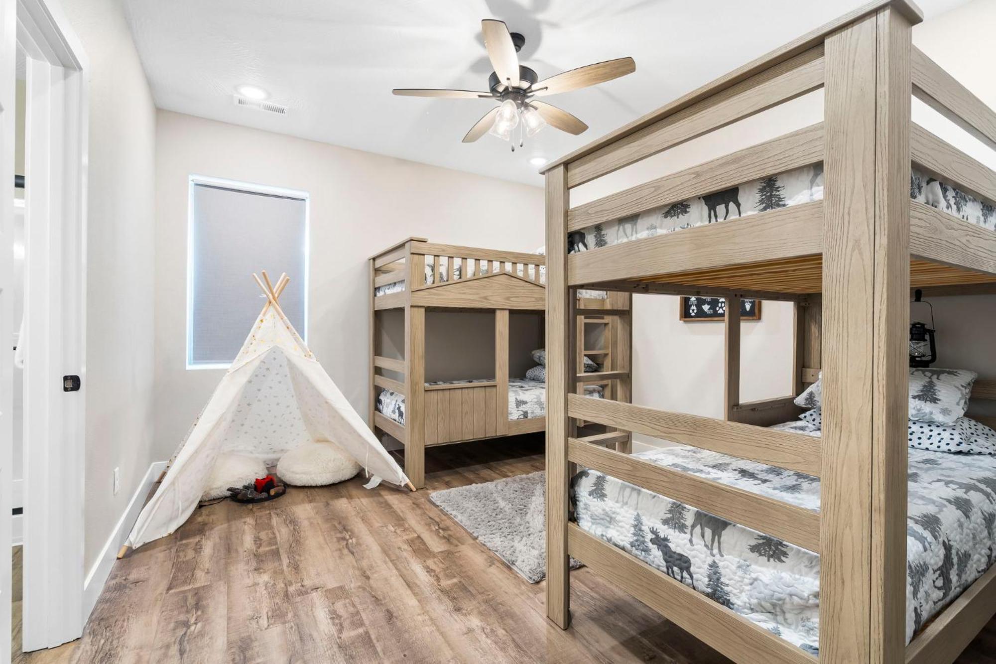 Huge Lakeview Getaway W/ Fun Arcades, Ping Pong Free Silver Dollar Tickets Community Amenities!