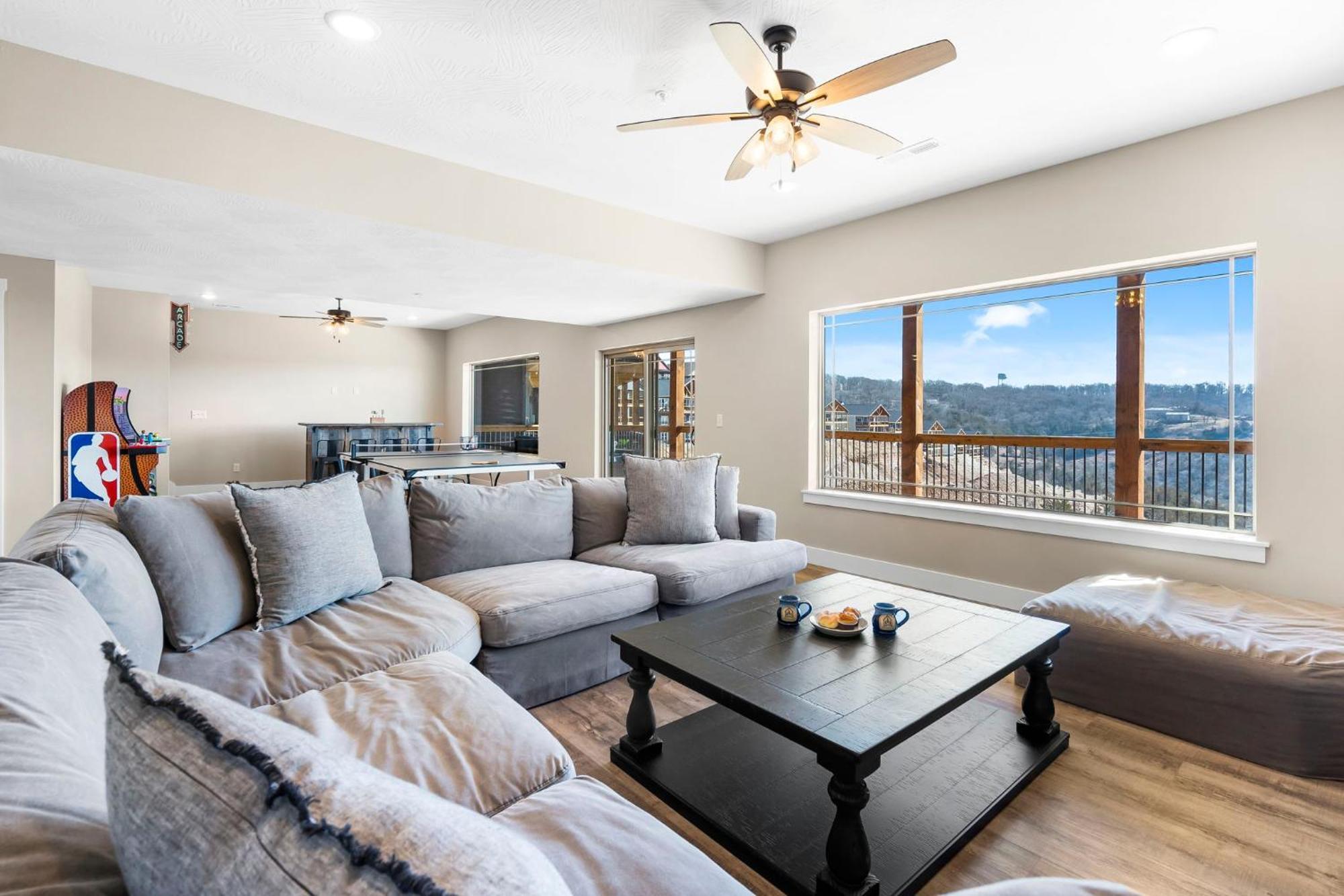 Lodge Huge Lakeview Getaway W/ Fun Arcades, Ping Pong Free Silver Dollar Tickets Community Amenities! *