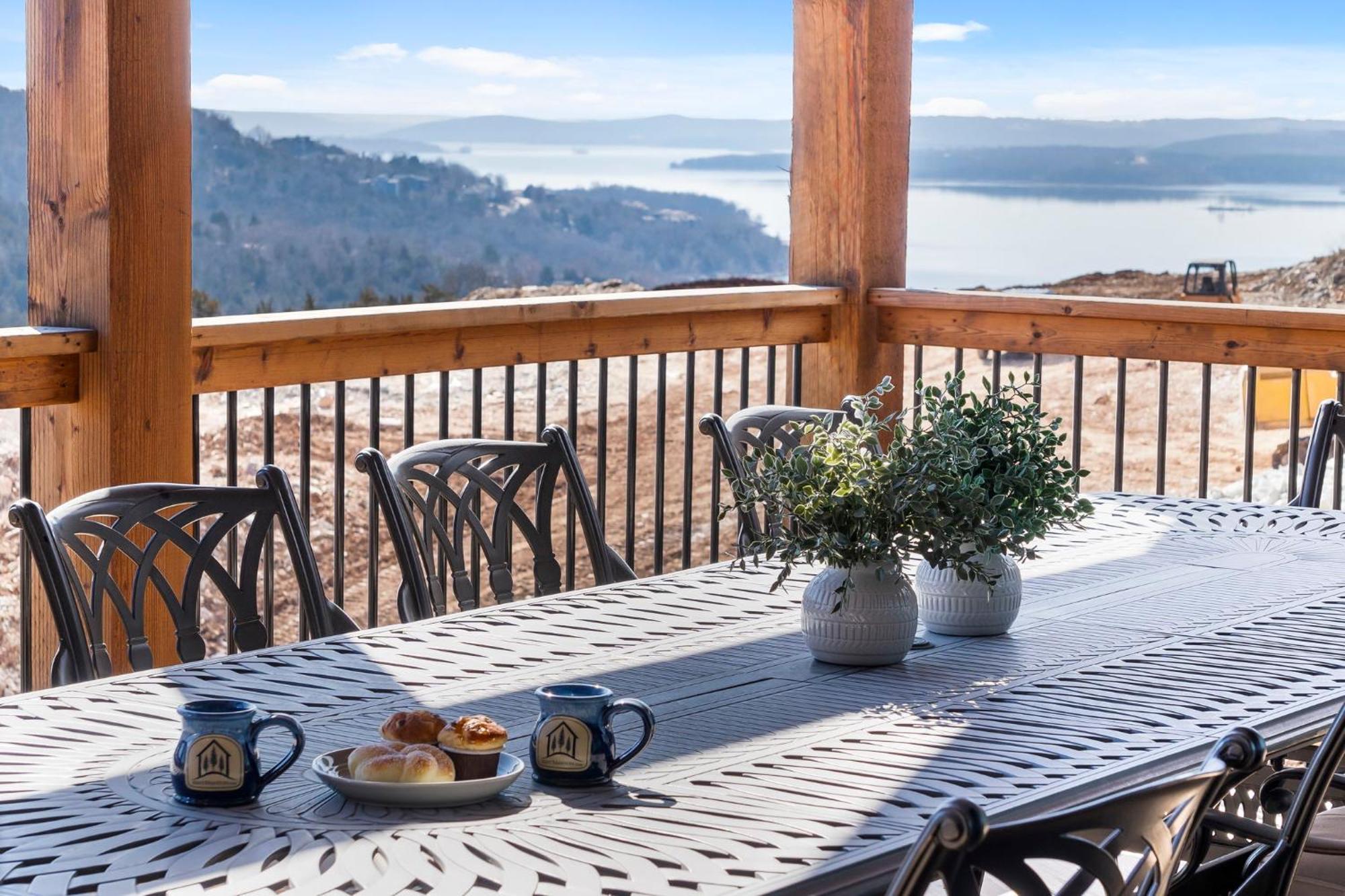 Huge Lakeview Getaway W/ Fun Arcades, Ping Pong Free Silver Dollar Tickets Community Amenities! Branson