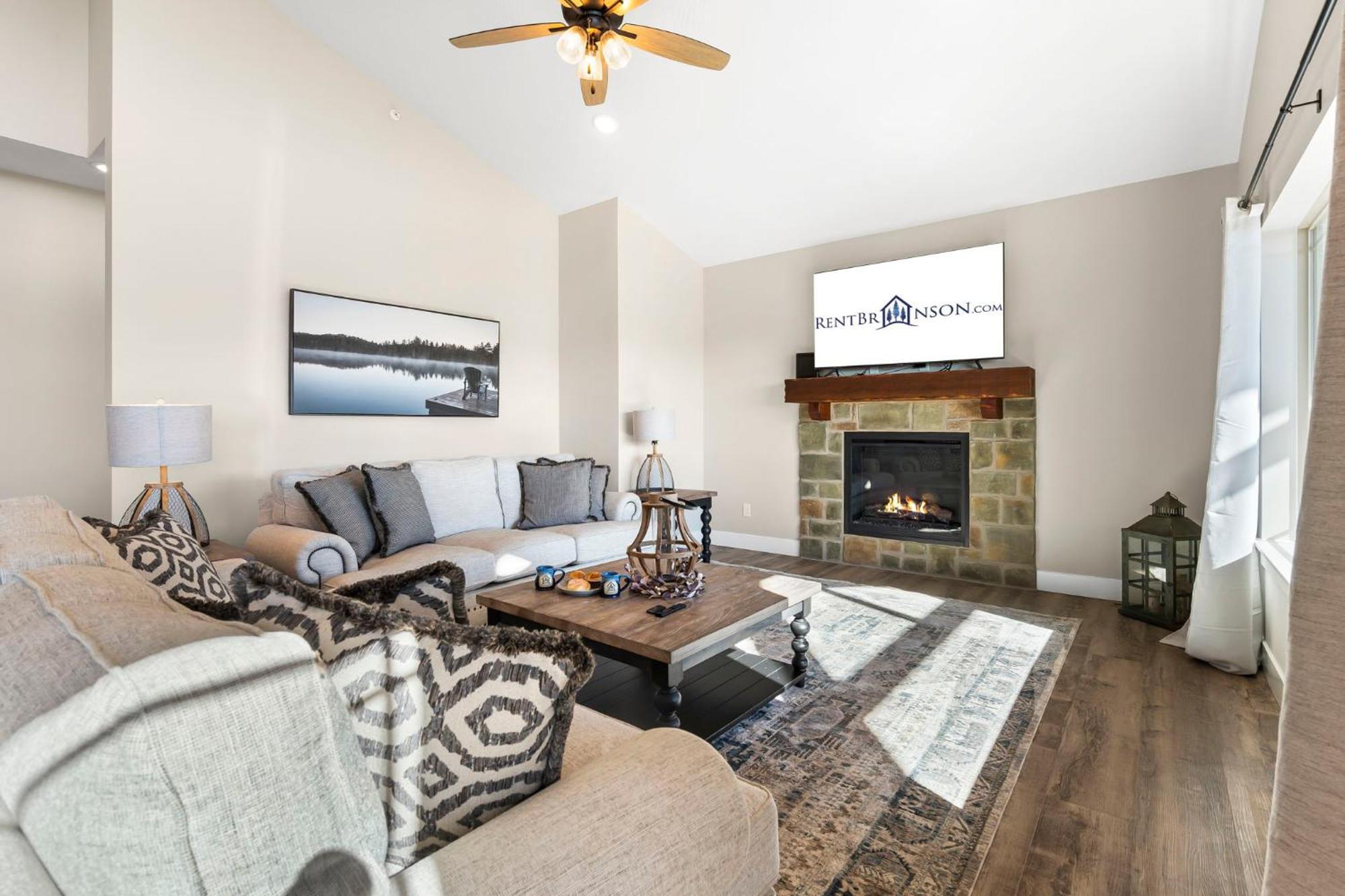 Huge Lakeview Getaway W/ Fun Arcades, Ping Pong Free Silver Dollar Tickets Community Amenities! * Branson