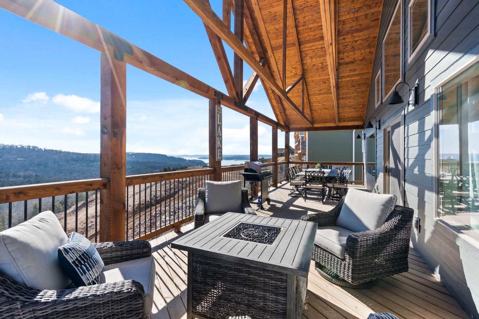Huge Lakeview Getaway W/ Fun Arcades, Ping Pong Free Silver Dollar Tickets Community Amenities! Lodge