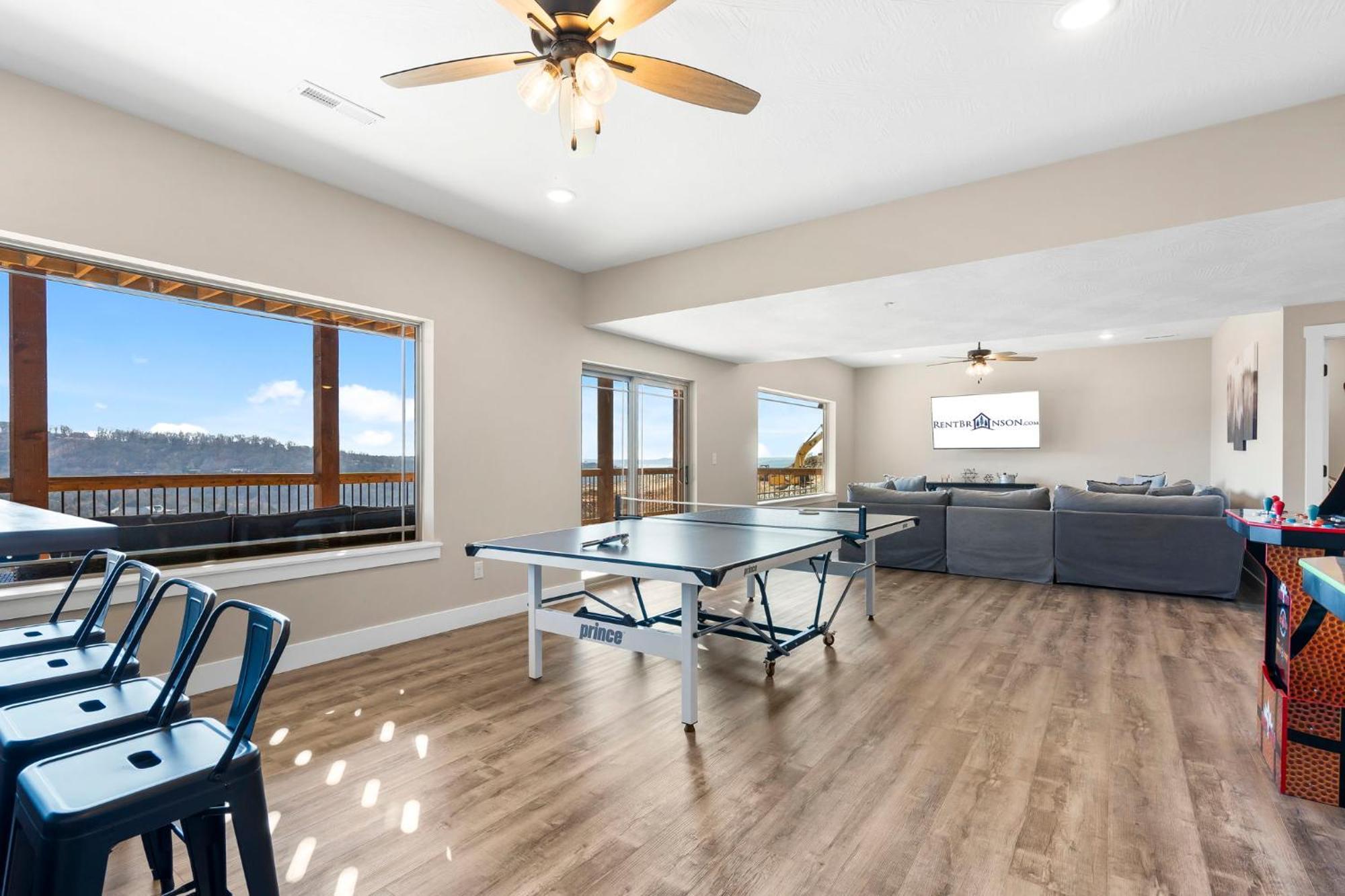 Huge Lakeview Getaway W/ Fun Arcades, Ping Pong Free Silver Dollar Tickets Community Amenities! Lodge Branson