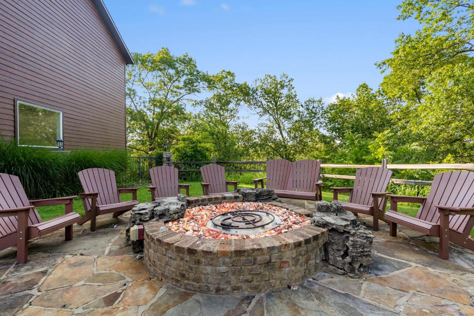 Huge Lakeview Getaway W/ Fun Arcades, Ping Pong Free Silver Dollar Tickets Community Amenities! Branson