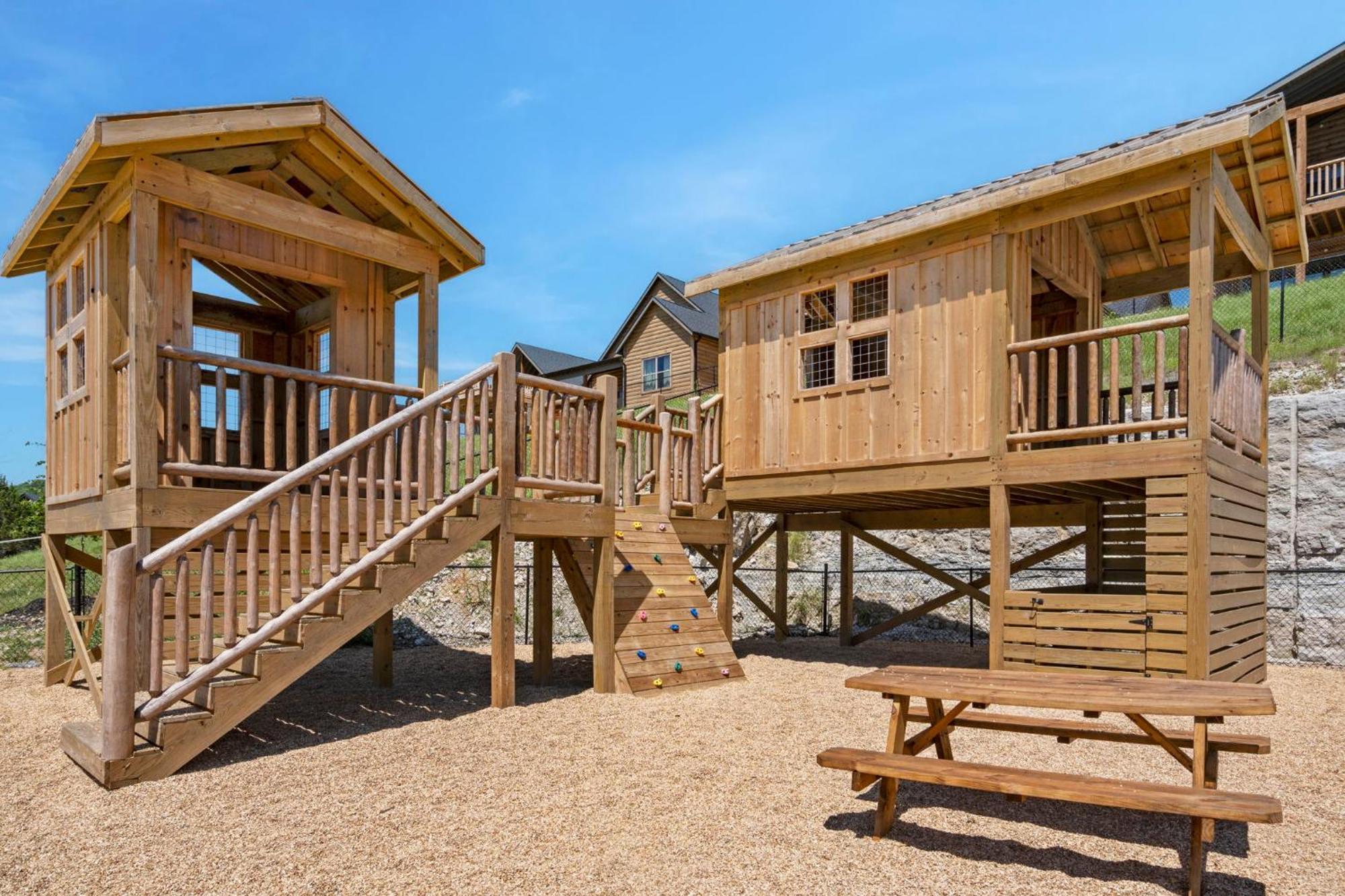 Holiday home Golf Simulator- Private Hot Tub- Views- Free Daily Tickets- Close To Attractions Branson