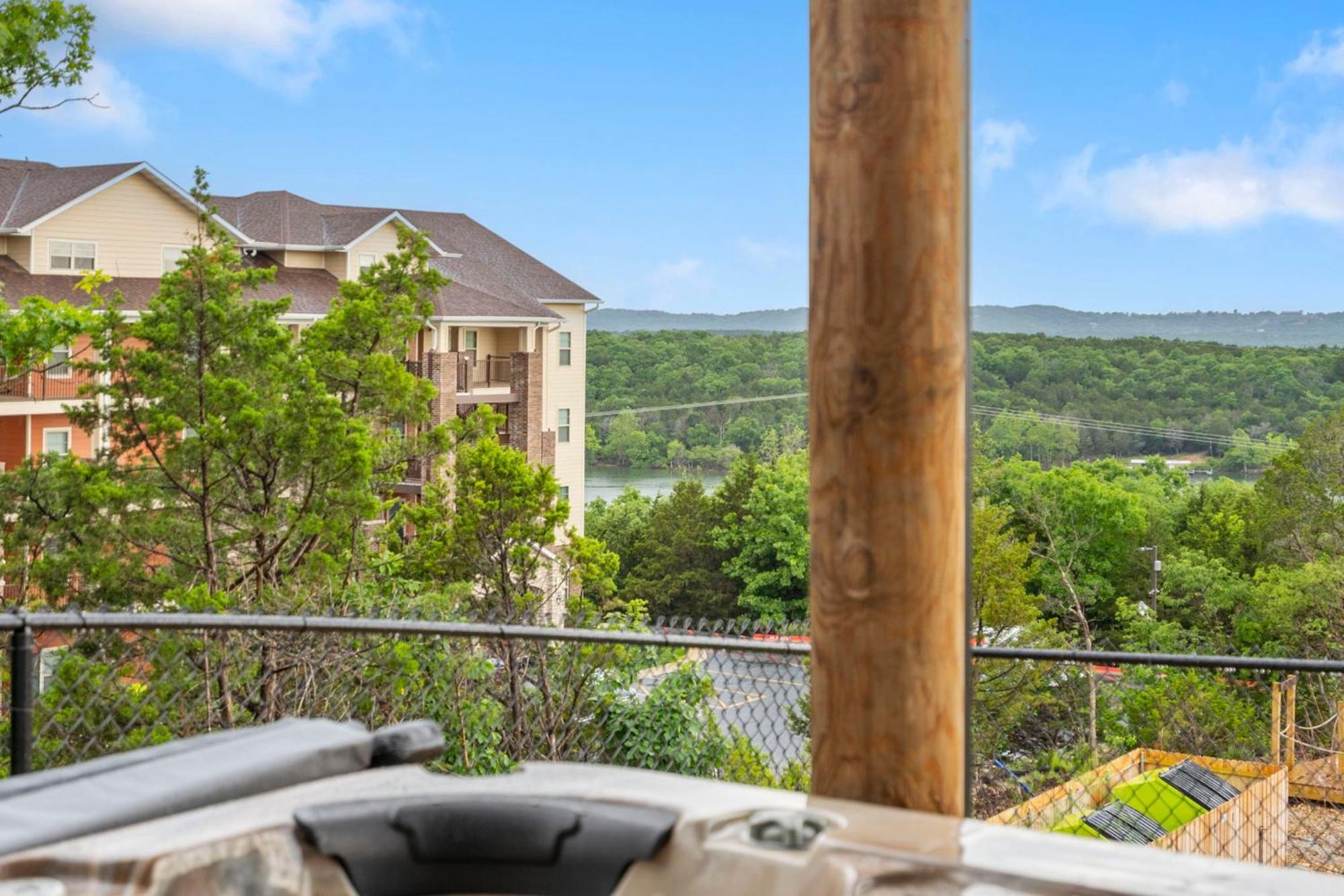 Golf Simulator- Private Hot Tub- Views- Free Daily Tickets- Close To Attractions *