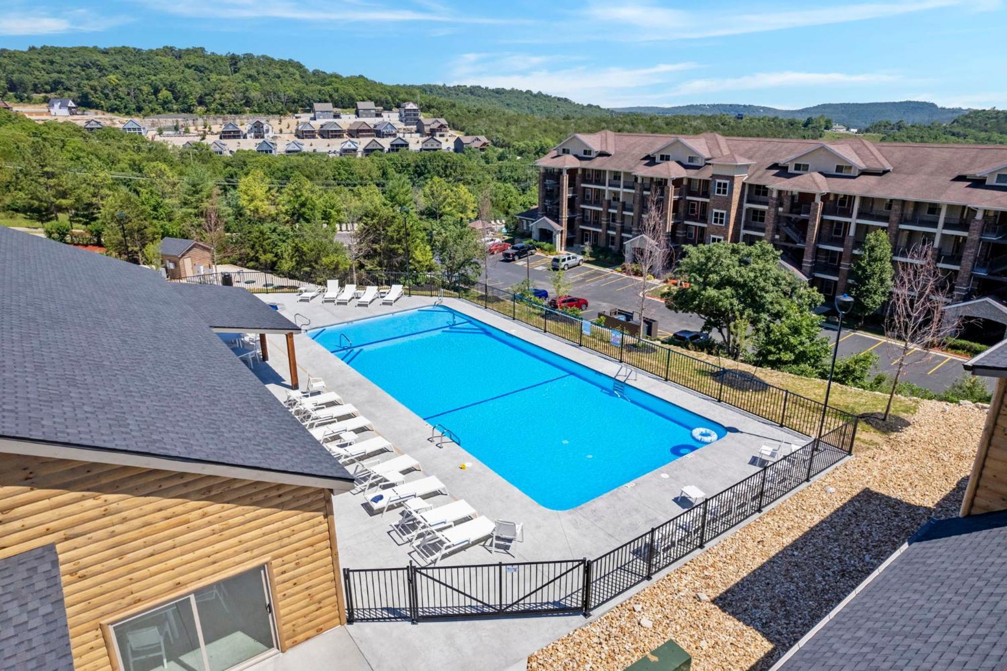 Golf Simulator- Private Hot Tub- Views- Free Daily Tickets- Close To Attractions * Branson