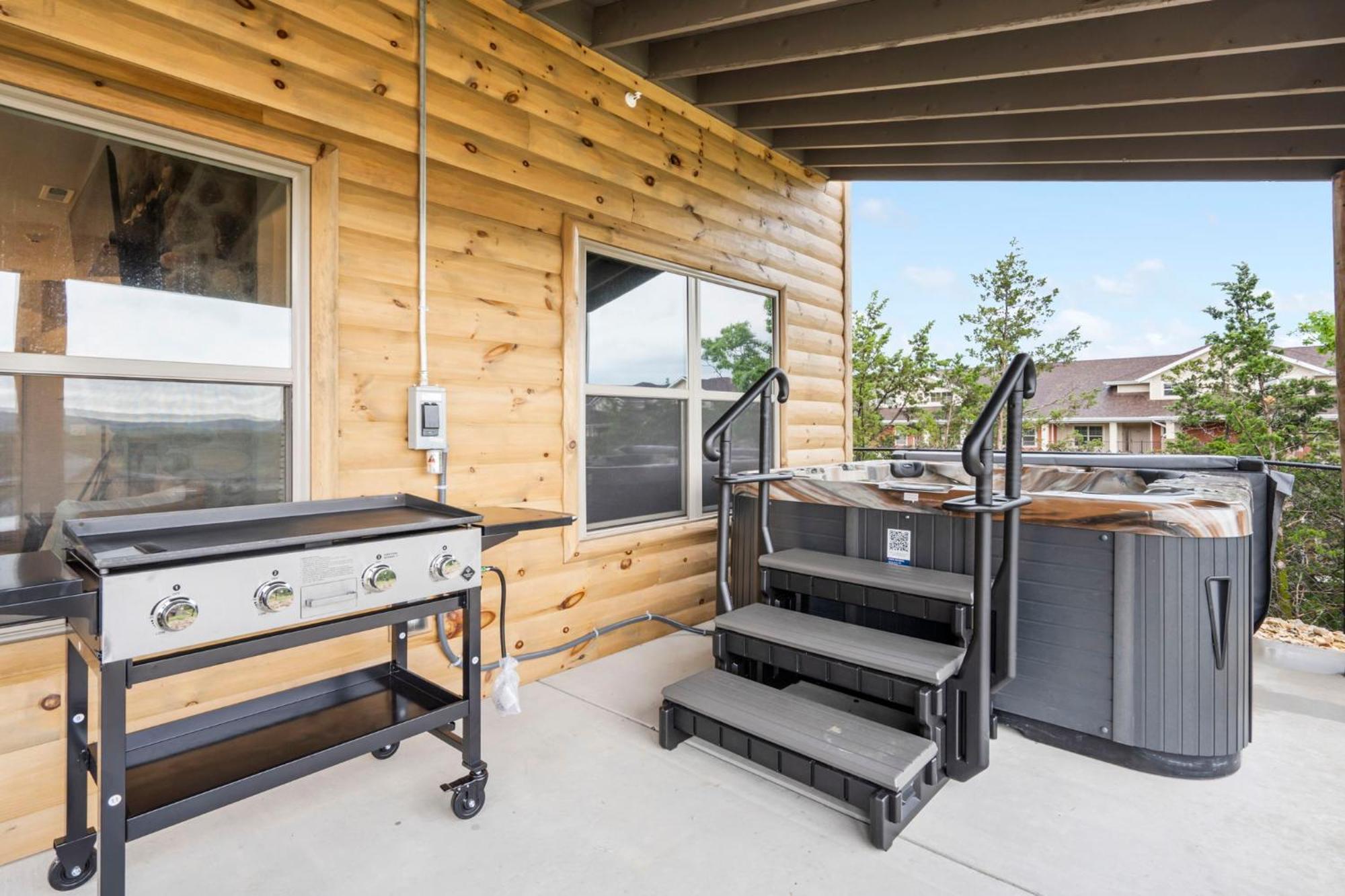 Golf Simulator- Private Hot Tub- Views- Free Daily Tickets- Close To Attractions Branson