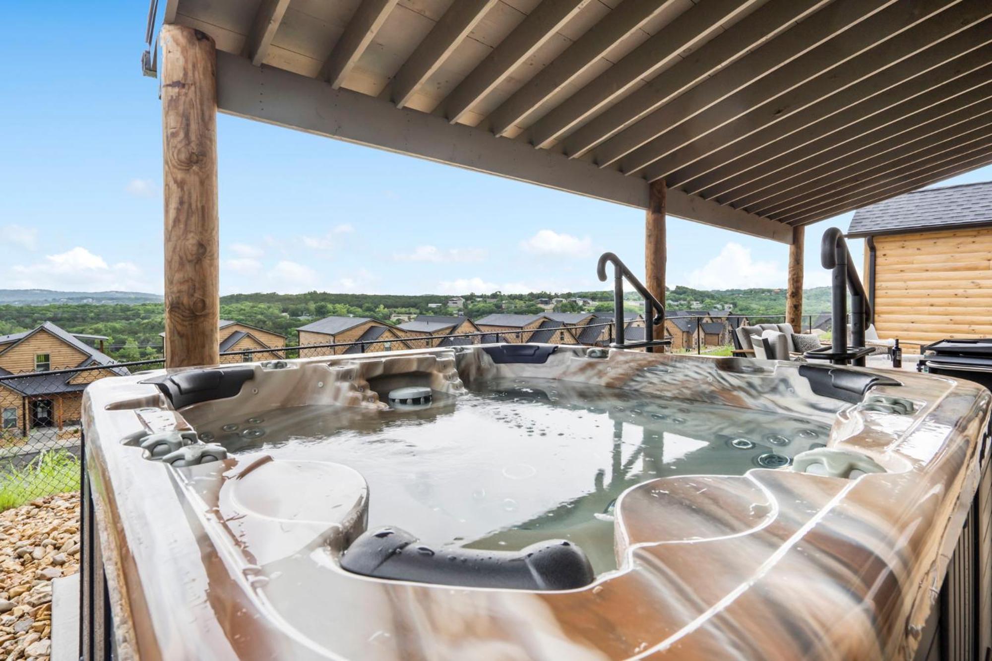 Golf Simulator- Private Hot Tub- Views- Free Daily Tickets- Close To Attractions