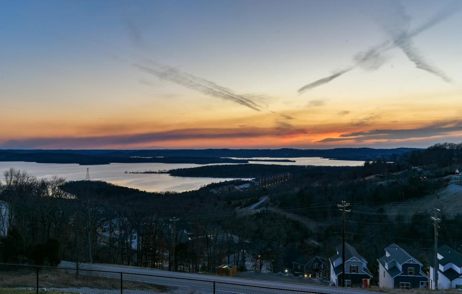 Table Rock Views, Double Sided Fireplace, Free Attraction Tickets, Air Hockey Holiday home
