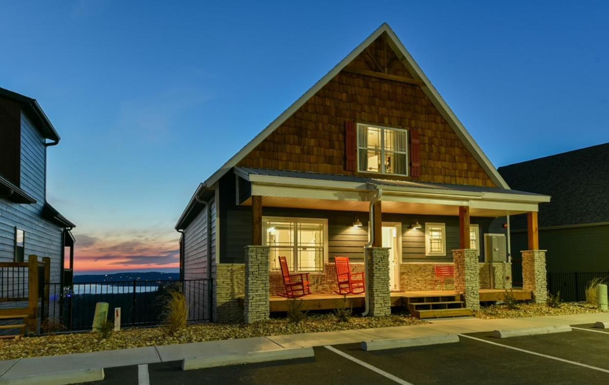 Holiday home Table Rock Views, Double Sided Fireplace, Free Attraction Tickets, Air Hockey Branson