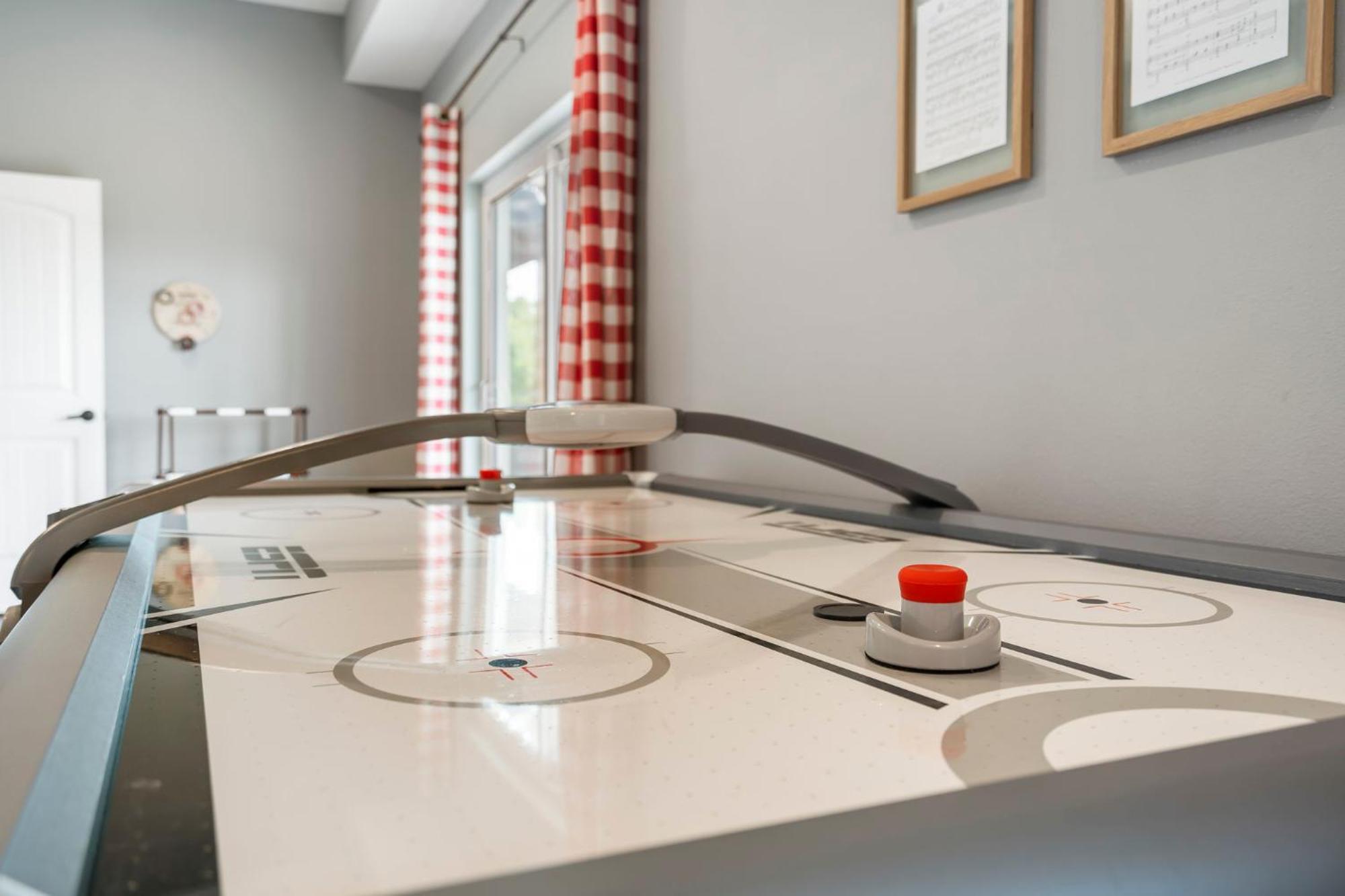 Holiday home Table Rock Views, Double Sided Fireplace, Free Attraction Tickets, Air Hockey
