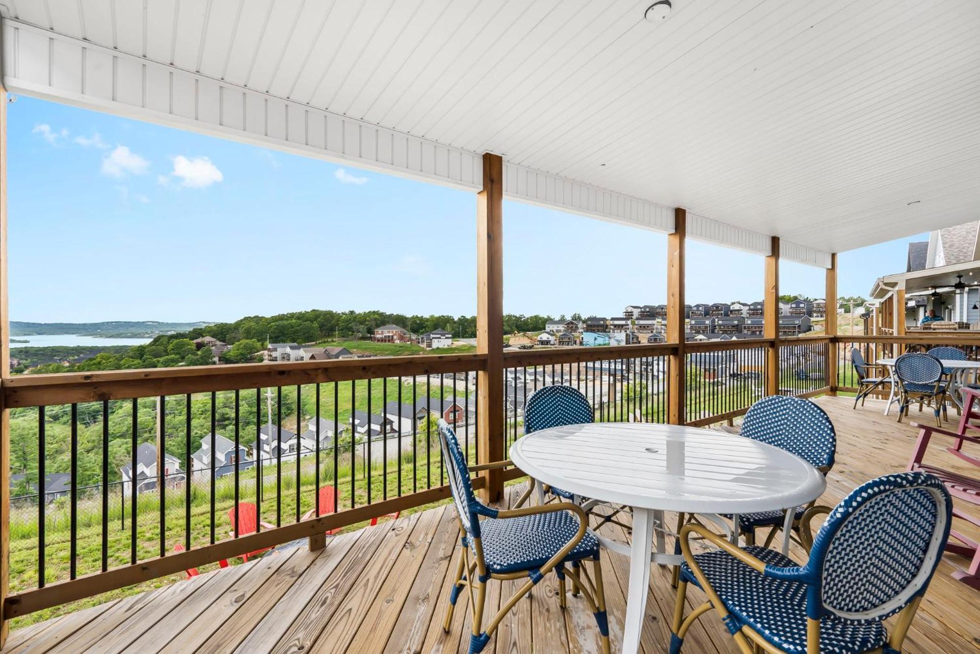Table Rock Views, Double Sided Fireplace, Free Attraction Tickets, Air Hockey Holiday home Branson