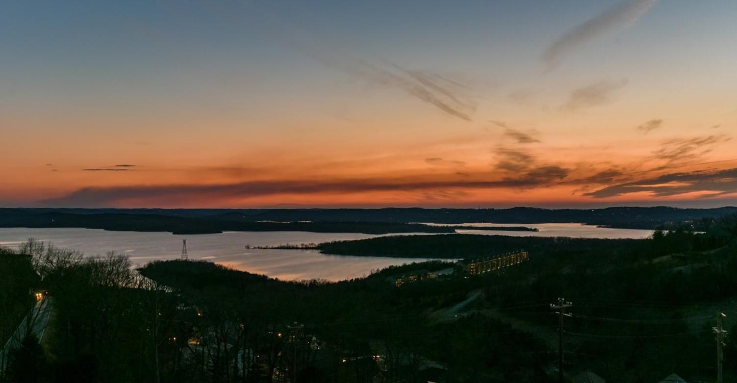 Holiday home Table Rock Views, Double Sided Fireplace, Free Attraction Tickets, Air Hockey