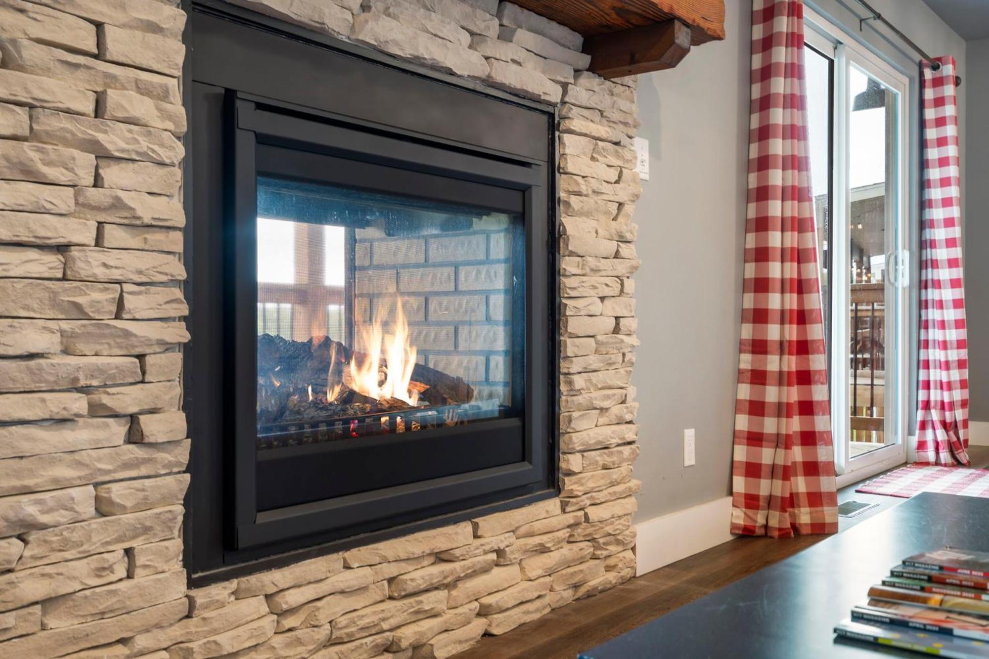 Holiday home Table Rock Views, Double Sided Fireplace, Free Attraction Tickets, Air Hockey Branson