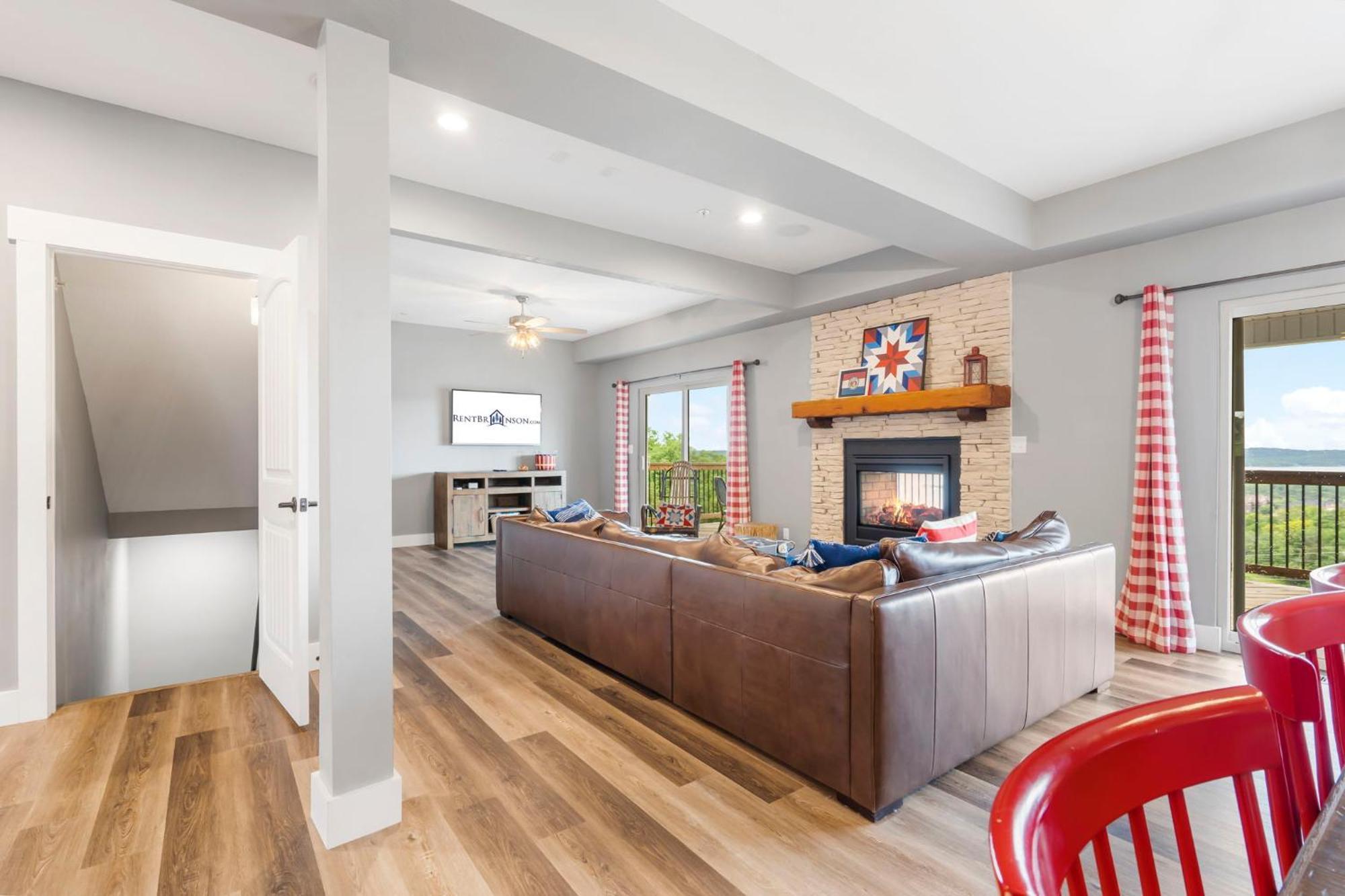 Table Rock Views, Double Sided Fireplace, Free Attraction Tickets, Air Hockey Holiday home