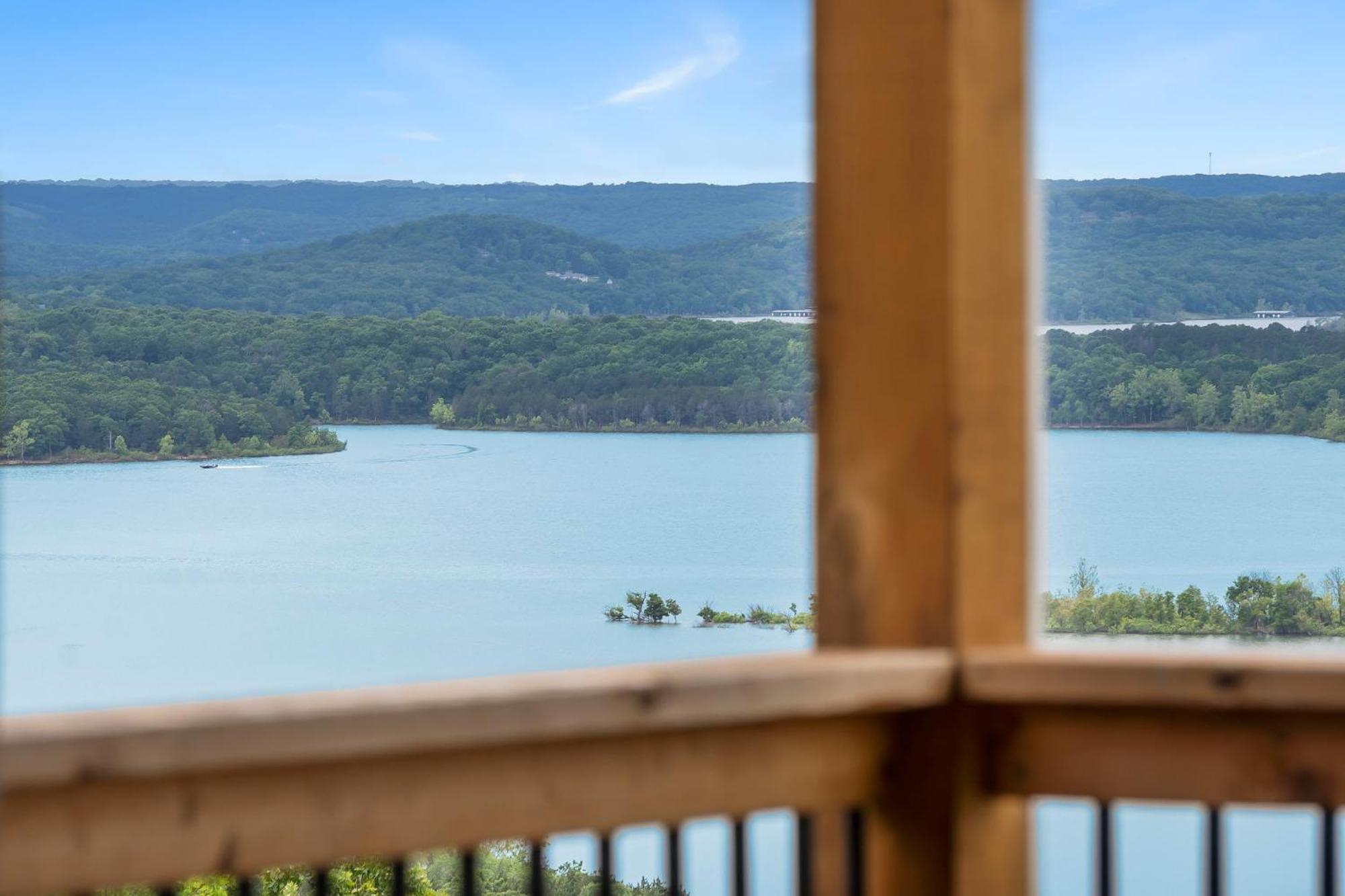 Table Rock Views, Double Sided Fireplace, Free Attraction Tickets, Air Hockey Holiday home *