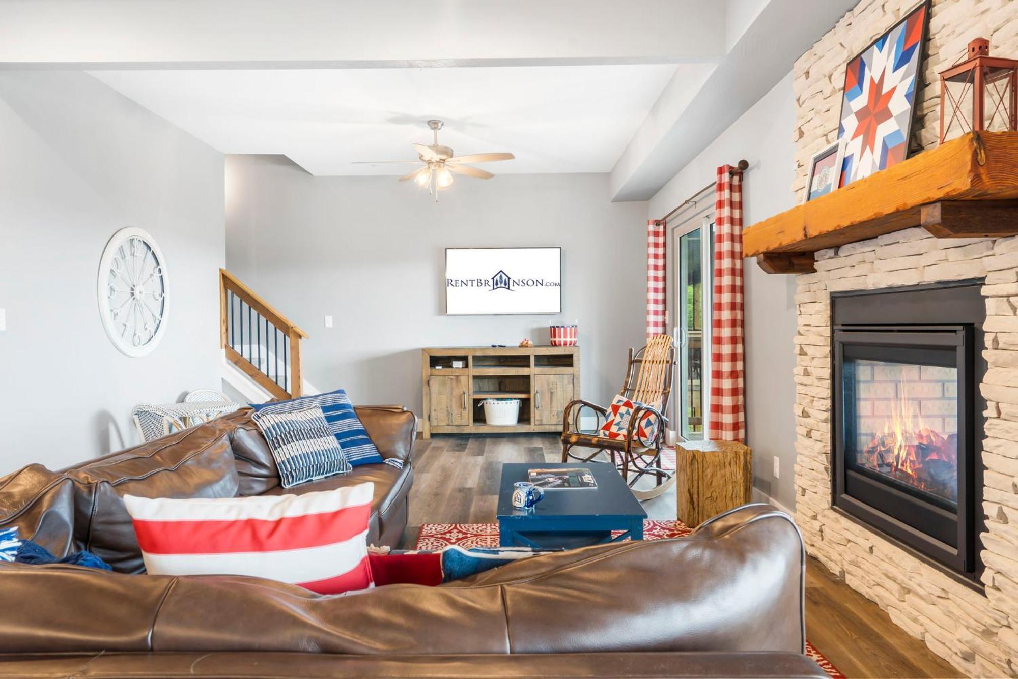 Table Rock Views, Double Sided Fireplace, Free Attraction Tickets, Air Hockey Holiday home *