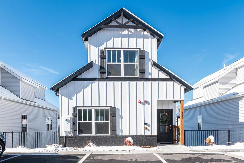 Breathtaking Views-dog Friendly-$400 Of Free Tickets-high End Decor Holiday home