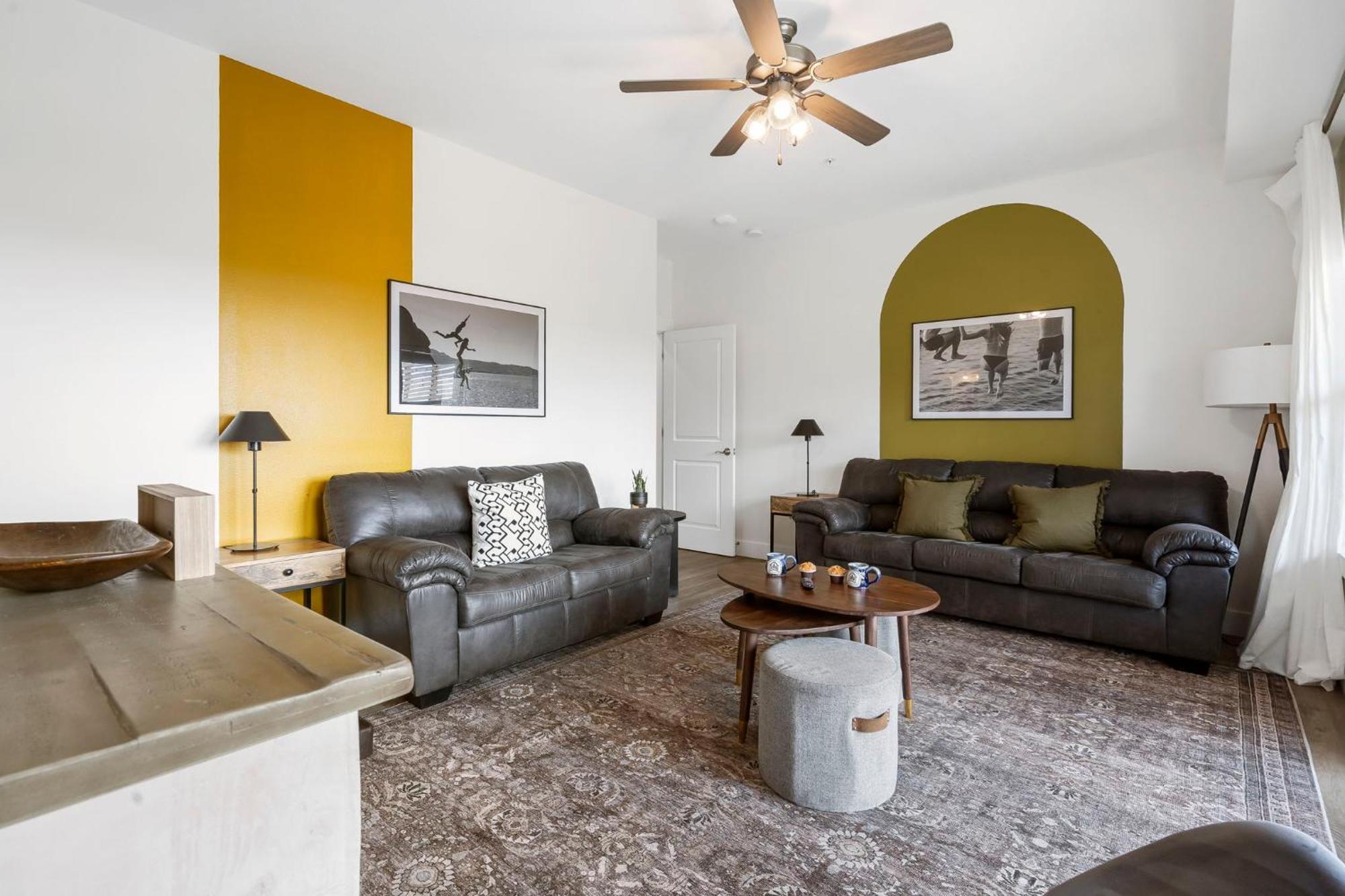 Breathtaking Views-dog Friendly-$400 Of Free Tickets-high End Decor *