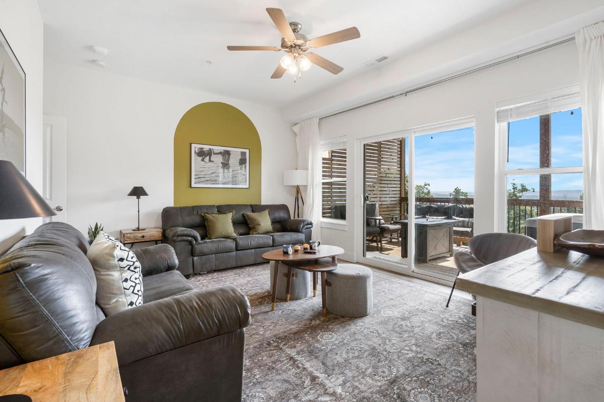 Breathtaking Views-dog Friendly-$400 Of Free Tickets-high End Decor