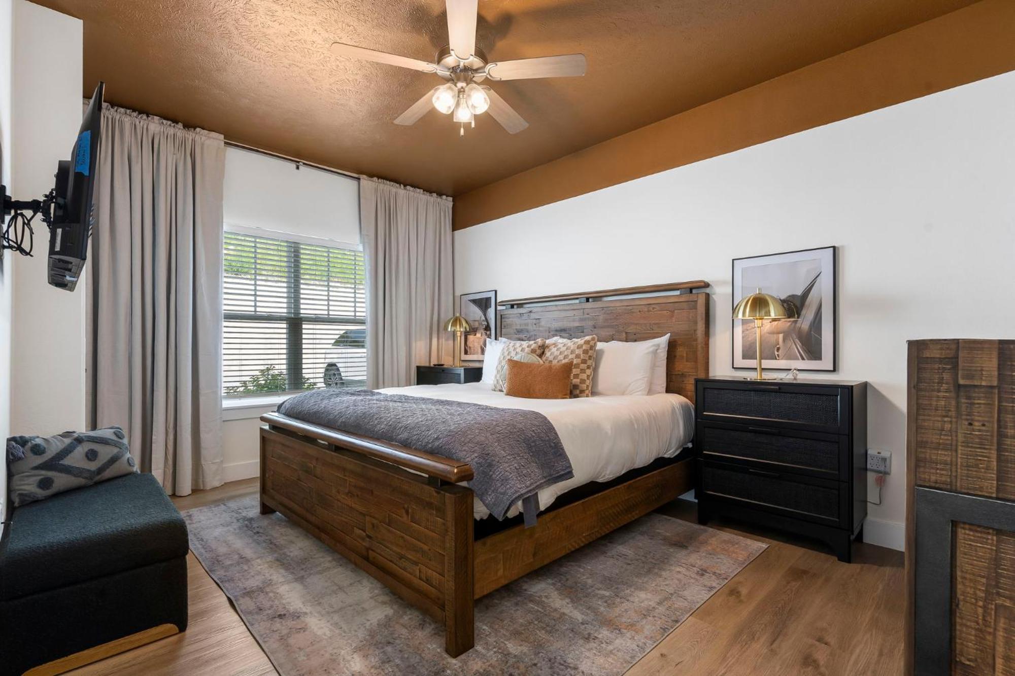Breathtaking Views-dog Friendly-$400 Of Free Tickets-high End Decor Holiday home *