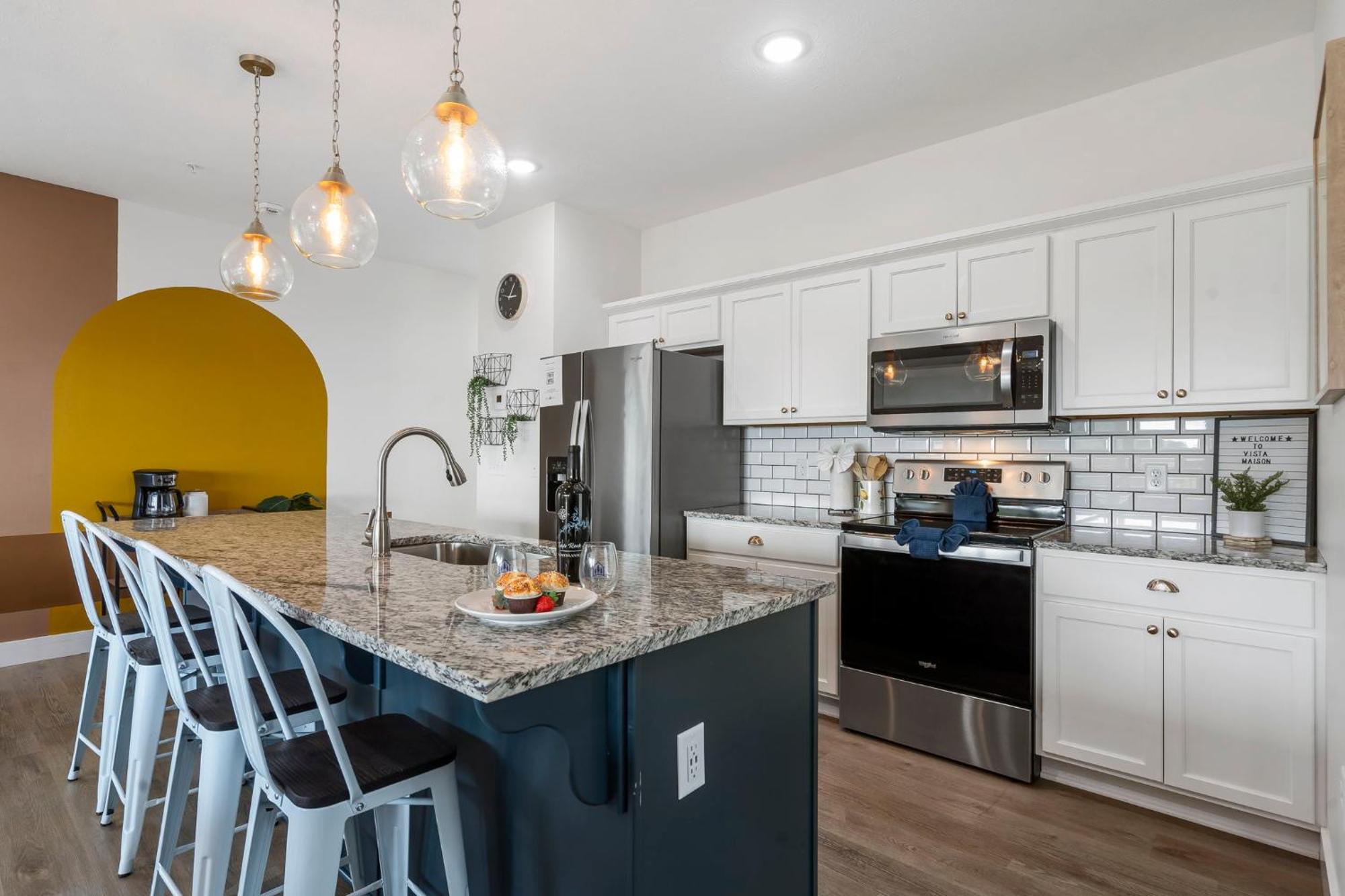 Breathtaking Views-dog Friendly-$400 Of Free Tickets-high End Decor *