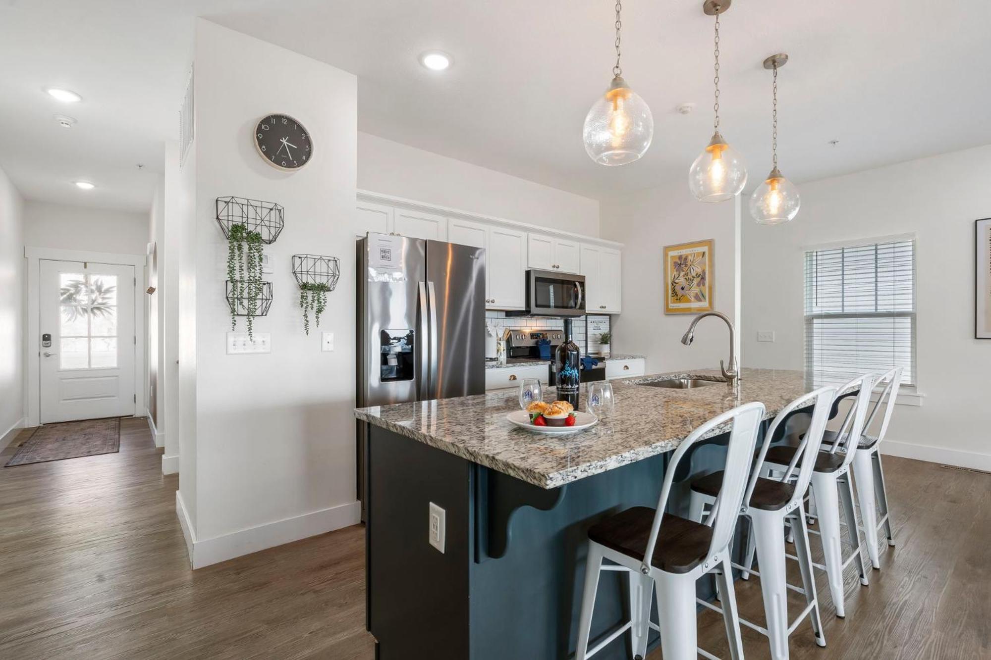 Breathtaking Views-dog Friendly-$400 Of Free Tickets-high End Decor Holiday home
