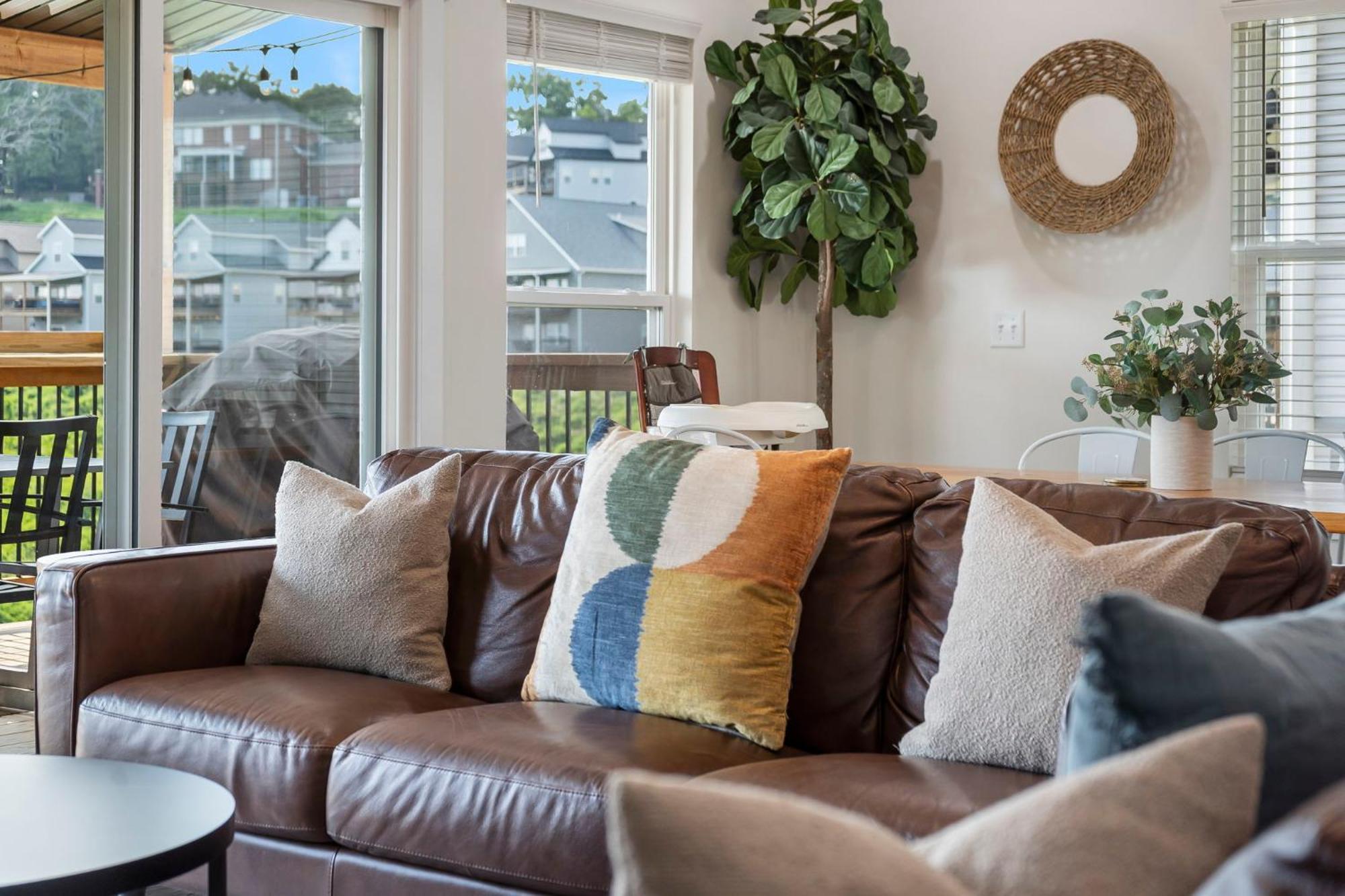 Breathtaking Views-dog Friendly-$400 Of Free Tickets-high End Decor *