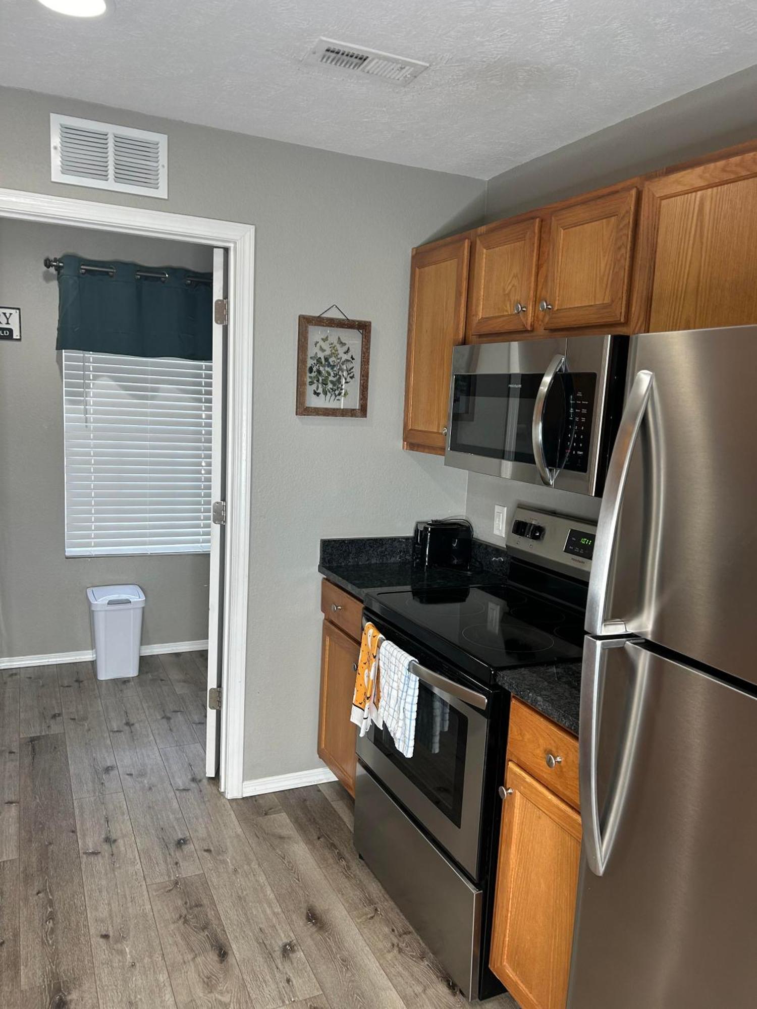 Cozy With No Stairs, And Arcades! 5 Beds