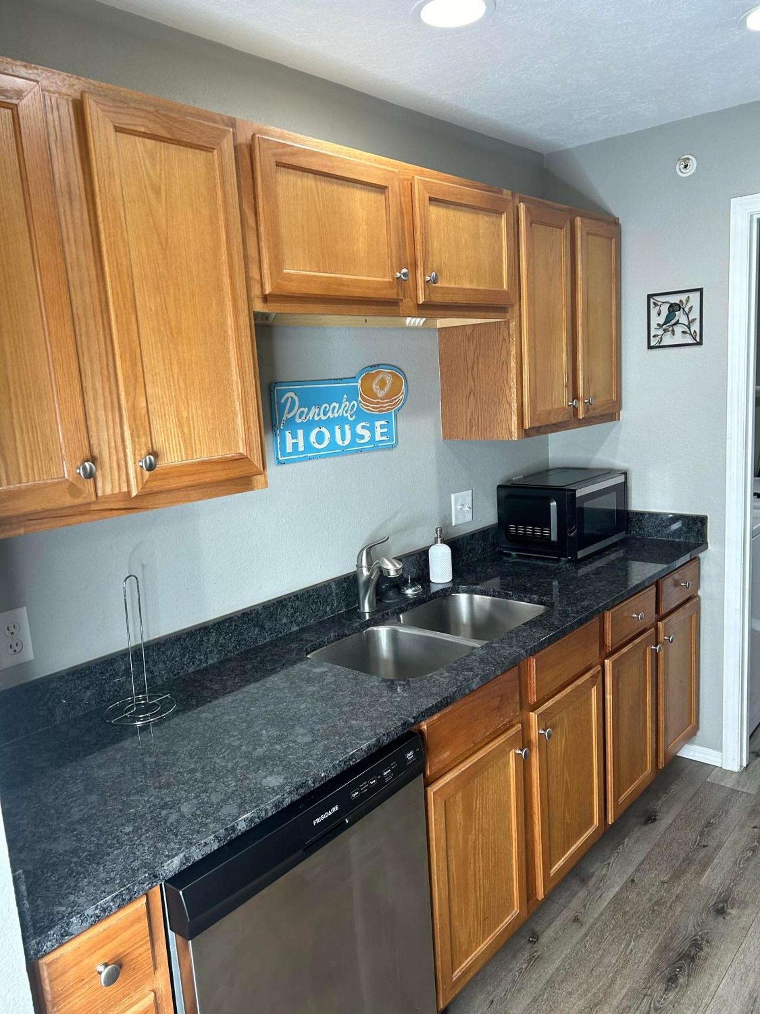Cozy With No Stairs, And Arcades! 5 Beds Apartment Branson