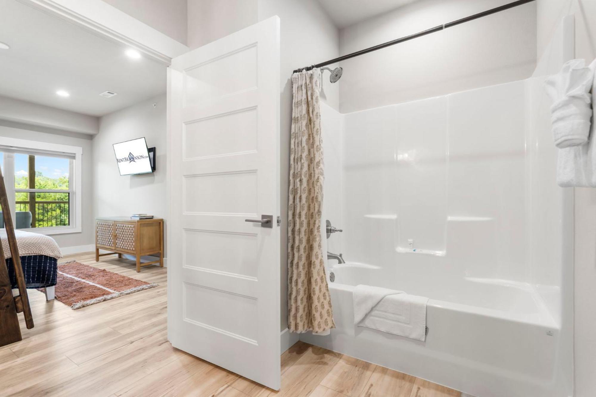Private Hot Tub, New In Trophy Run, Cmty Outdoor Pool, Free Daily Tickets To Local Attractions! Holiday home *