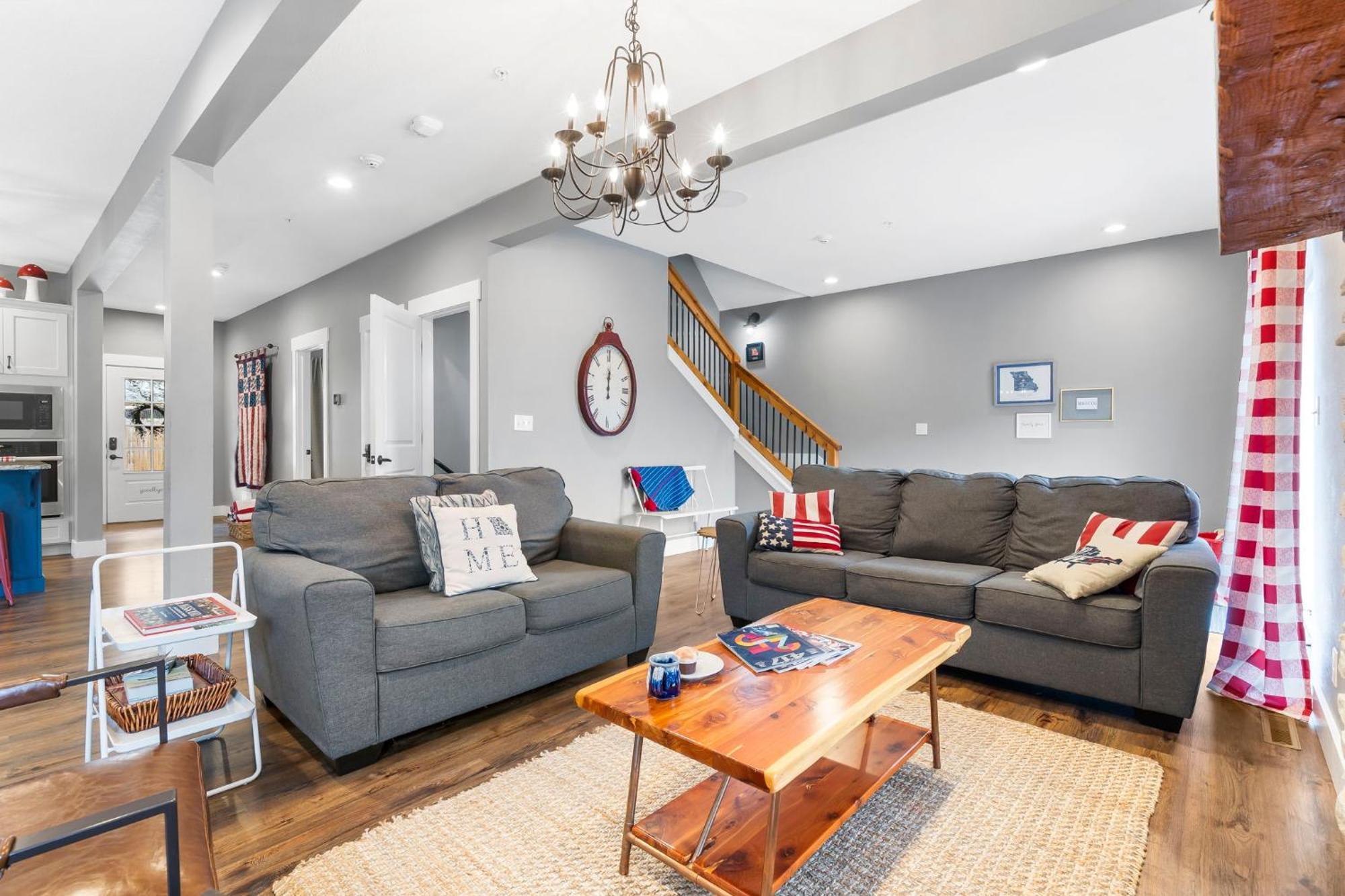 Double-sided Fireplace, Views, Daily Tickets To Local Attractions, Air Hockey! * Branson