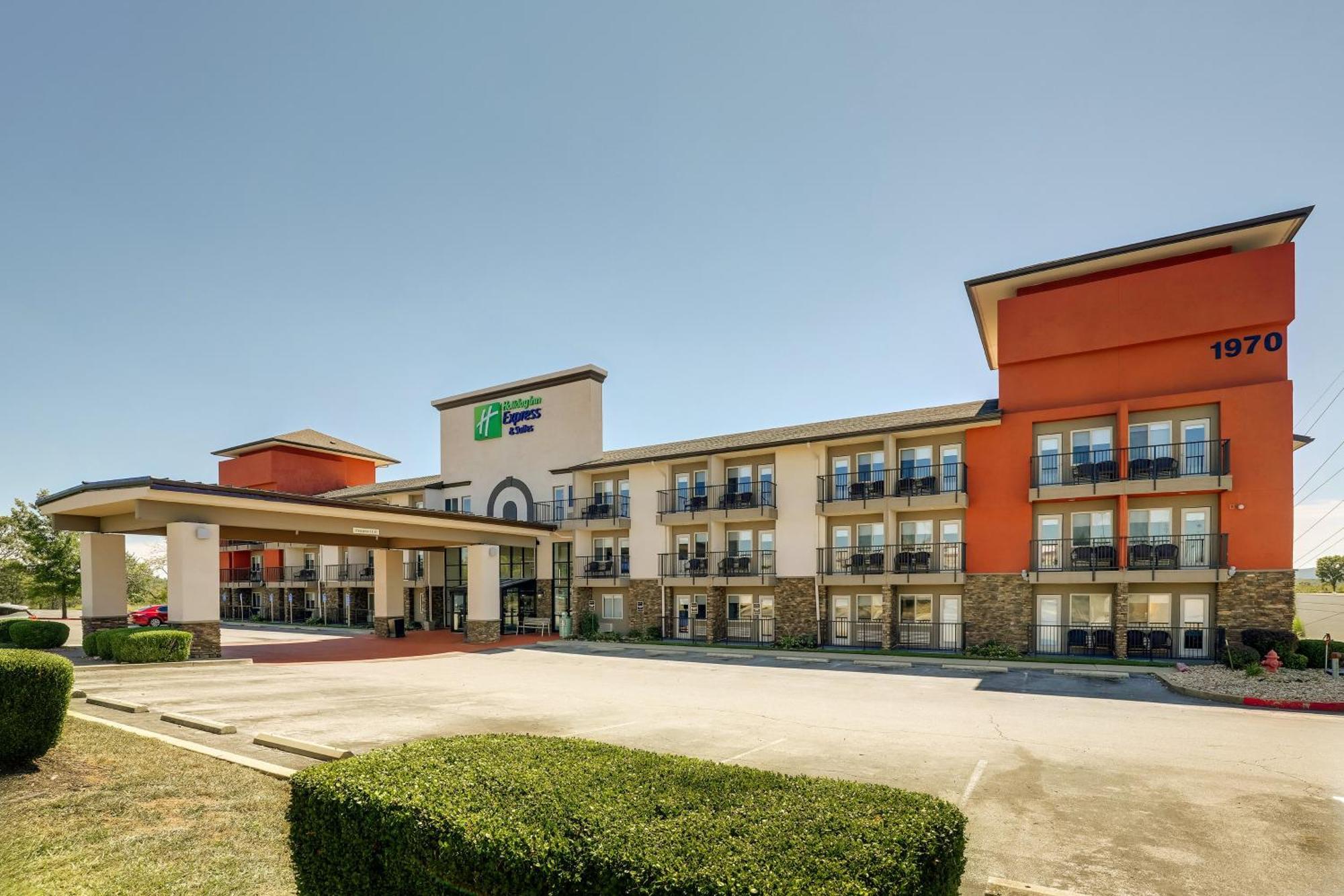 Express & 76 By Ihg